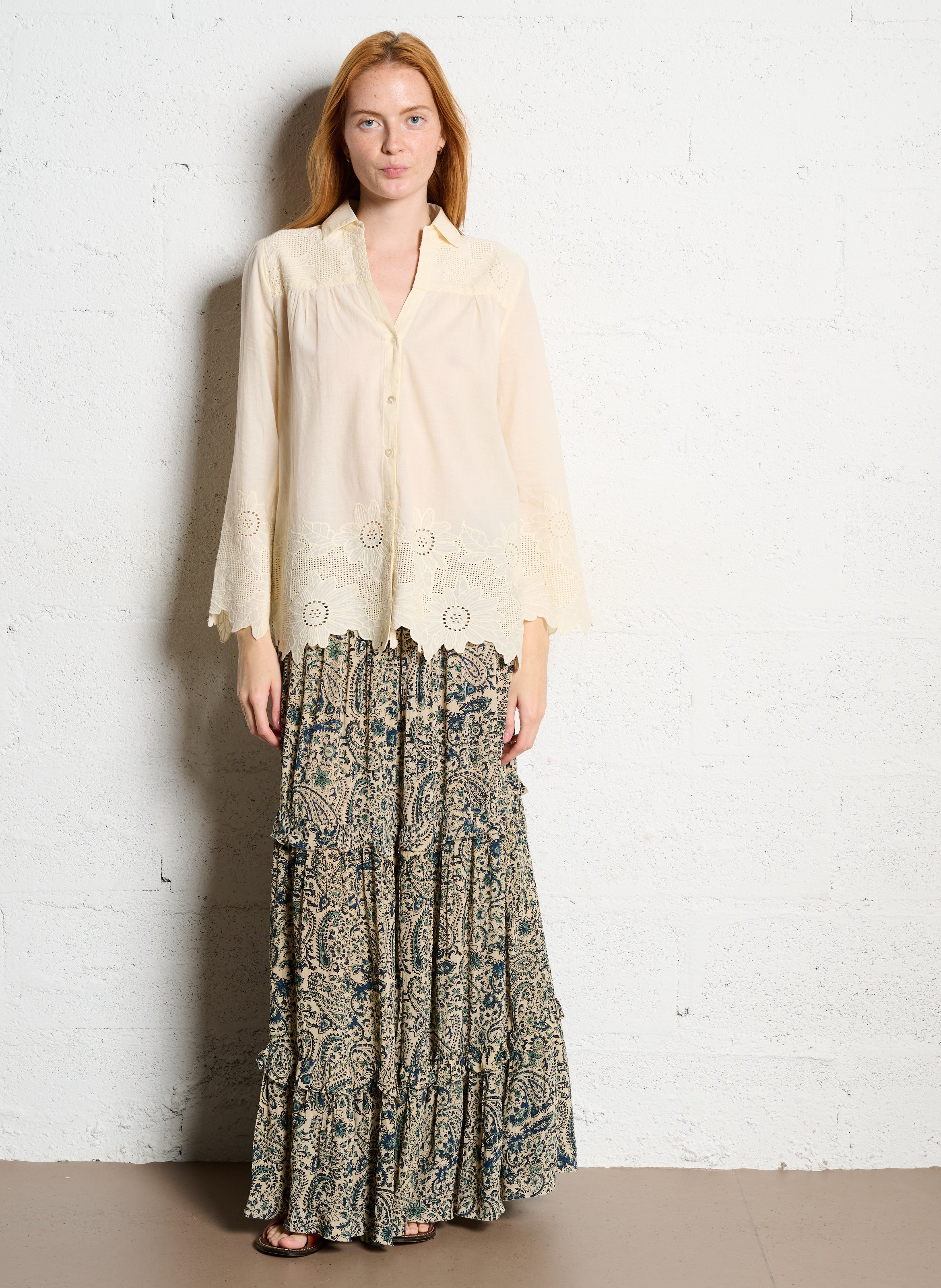 Gerade geschnittenes besticktes Baumwollhemd mit klassischem Kragen MAISON HOTEL Beige