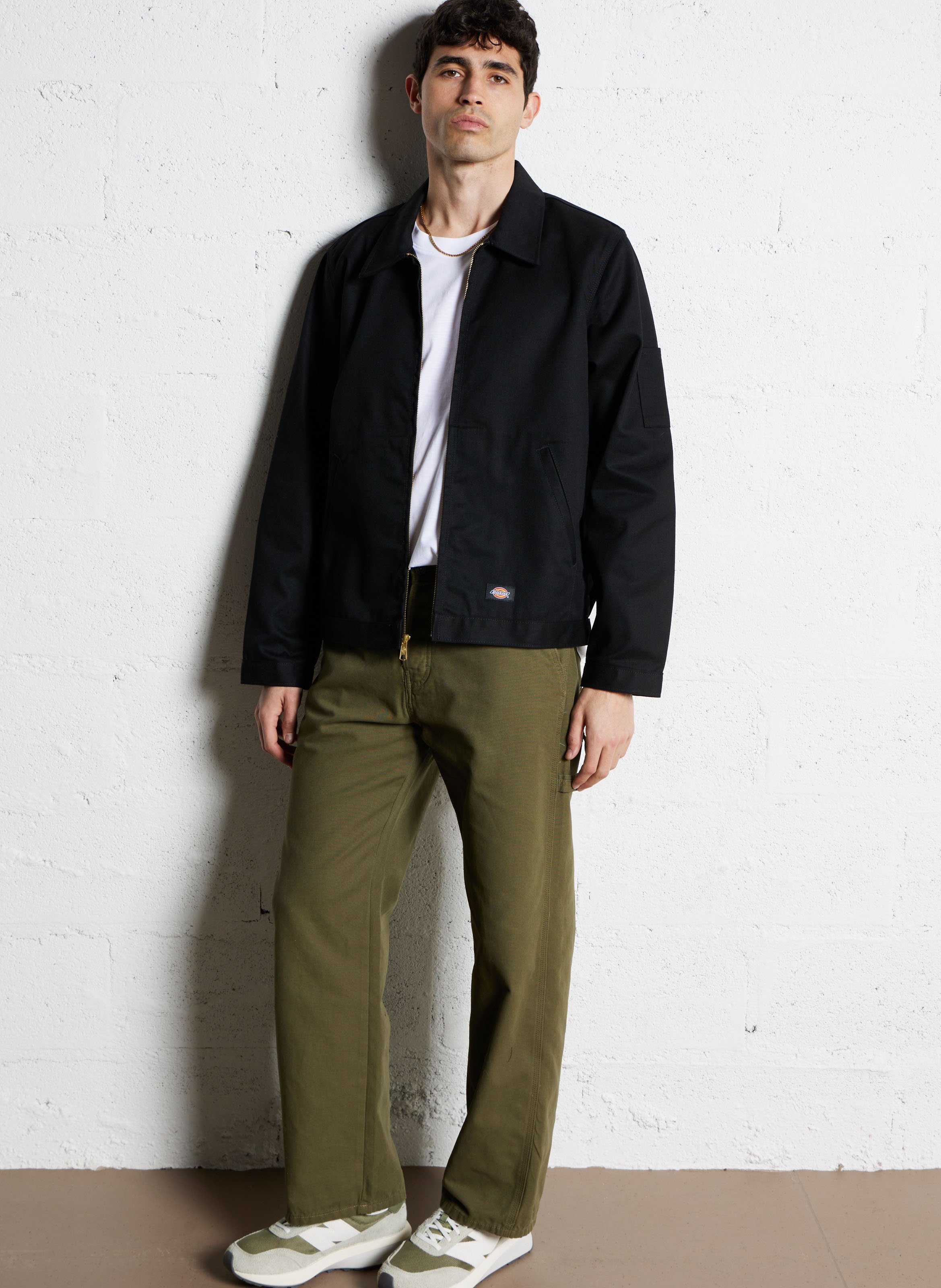 - Rechte jeans
- 5 zakken
- Recht model
- Verwassen effect DICKIES Kaki