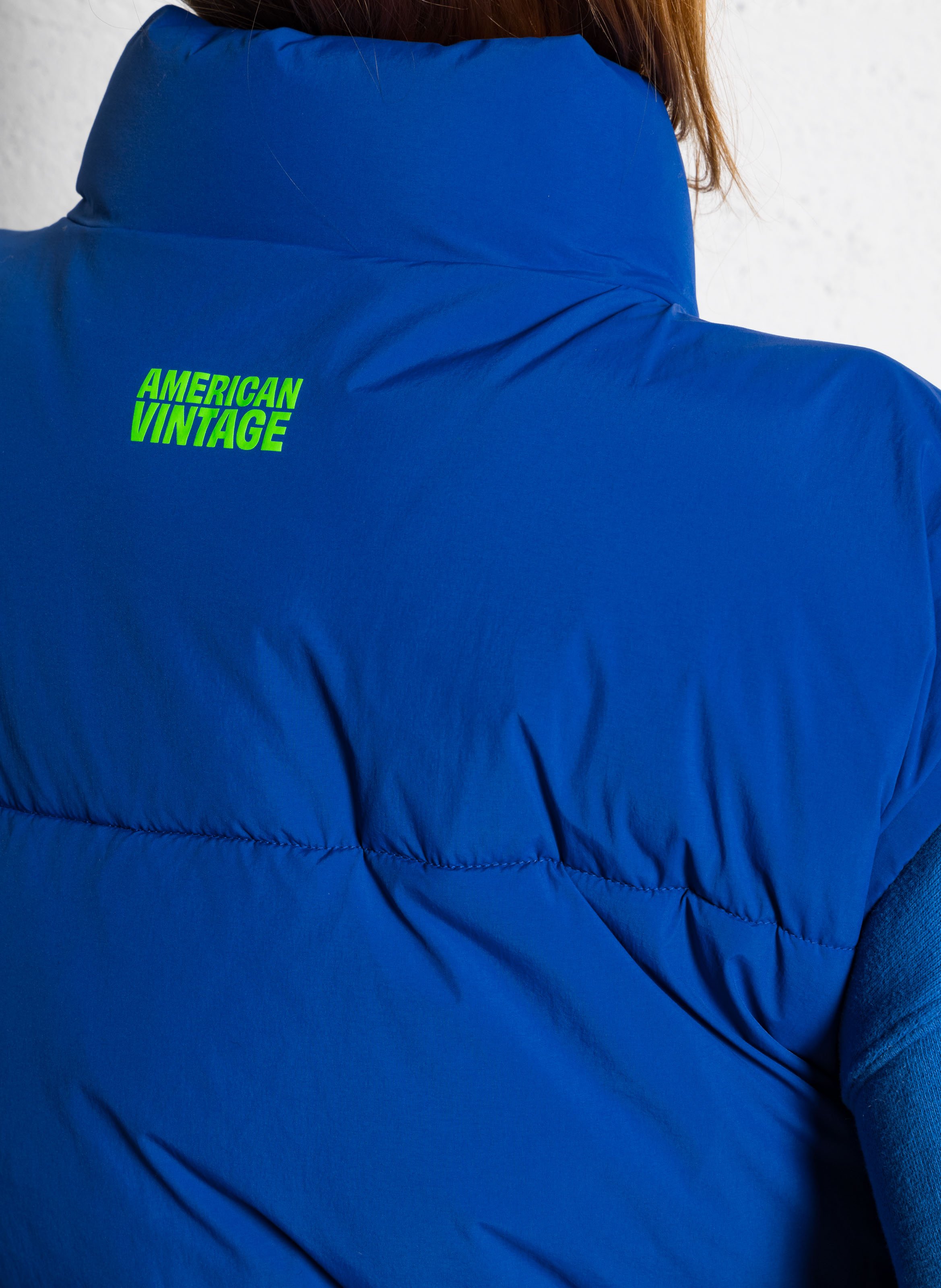 Kurze gesteppte Jacke mit Stehkragen AMERICAN VINTAGE Blau