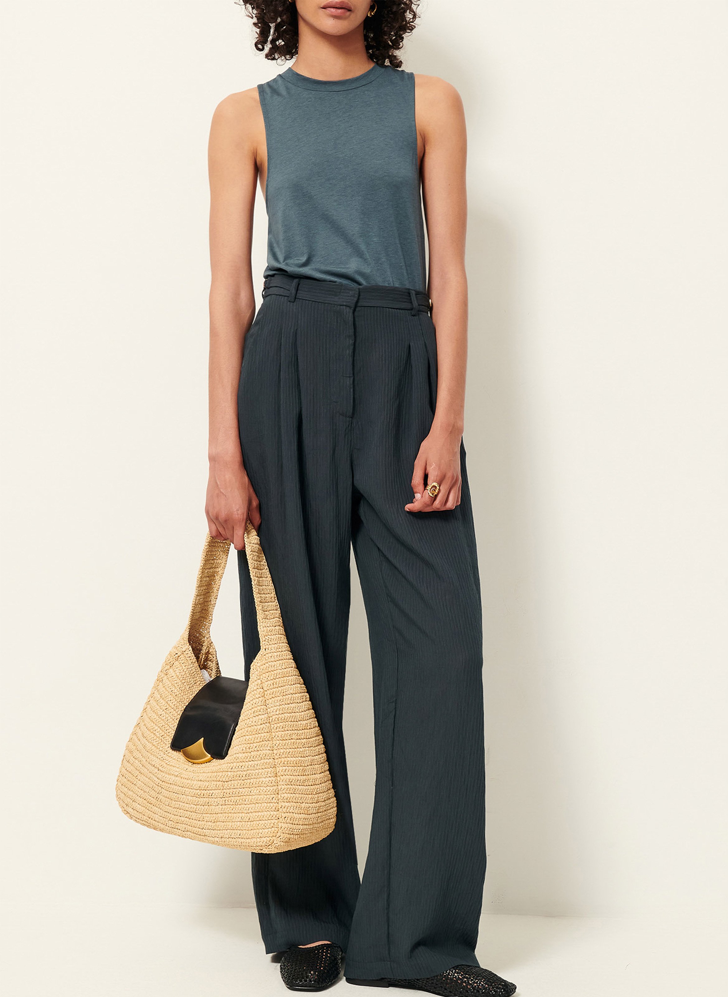 Gerader ärmelloser Rundhalsausschnitt aus fließendem Stoff SESSUN Grun