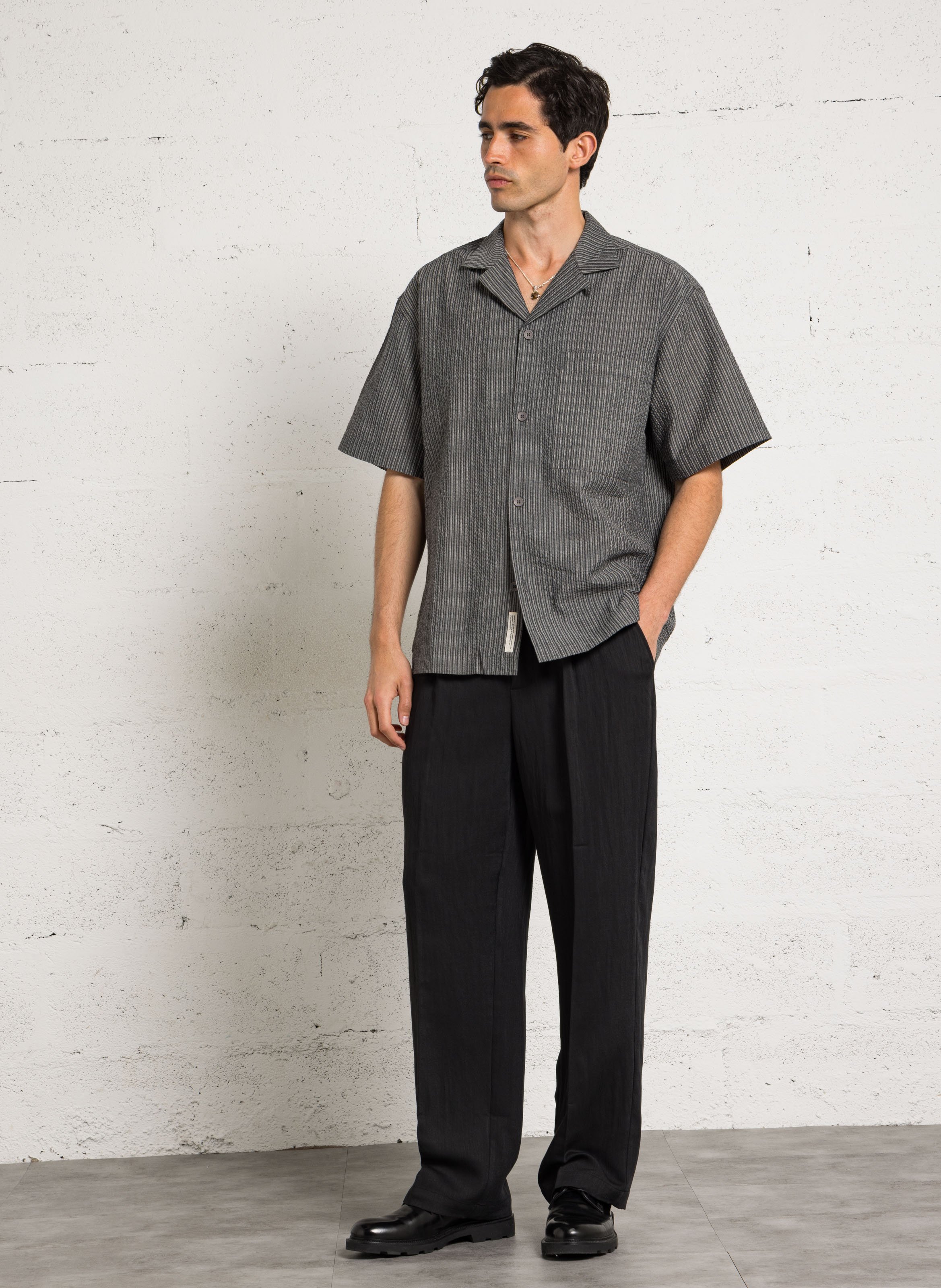 Chemise regular-fit col cubain rayée en coton seersucker MINIMUM Gris