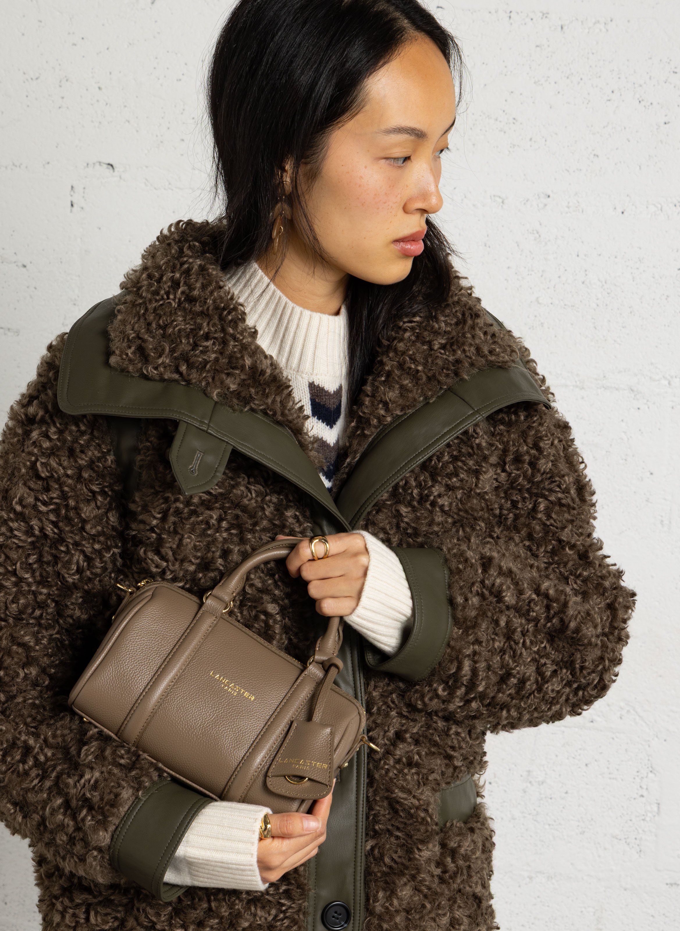 Kleine Bowlingtasche aus genarbtem Leder LANCASTER PARIS Beige