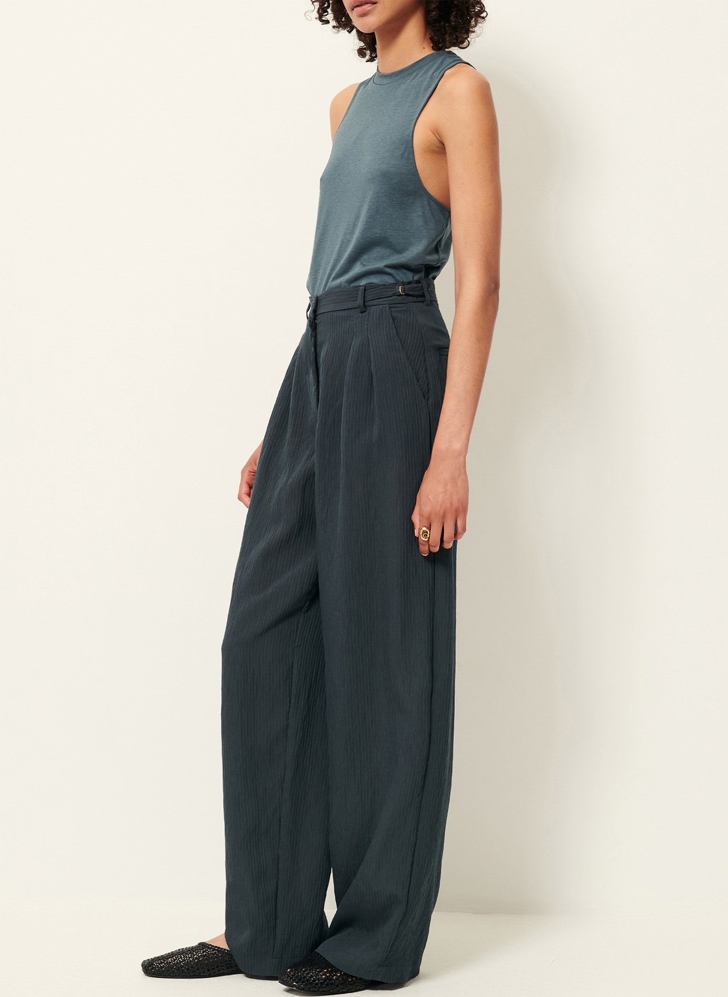 Gerader ärmelloser Rundhalsausschnitt aus fließendem Stoff SESSUN Grun