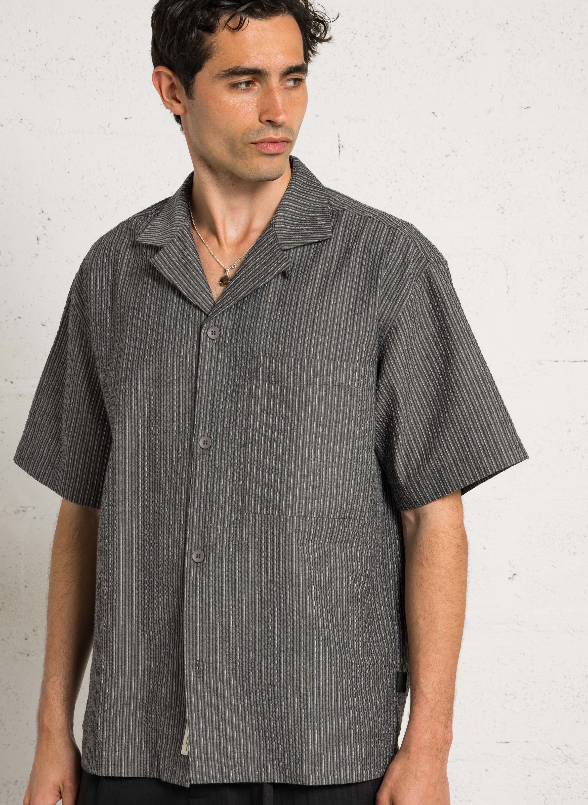 Chemise regular-fit col cubain rayée en coton seersucker MINIMUM Gris