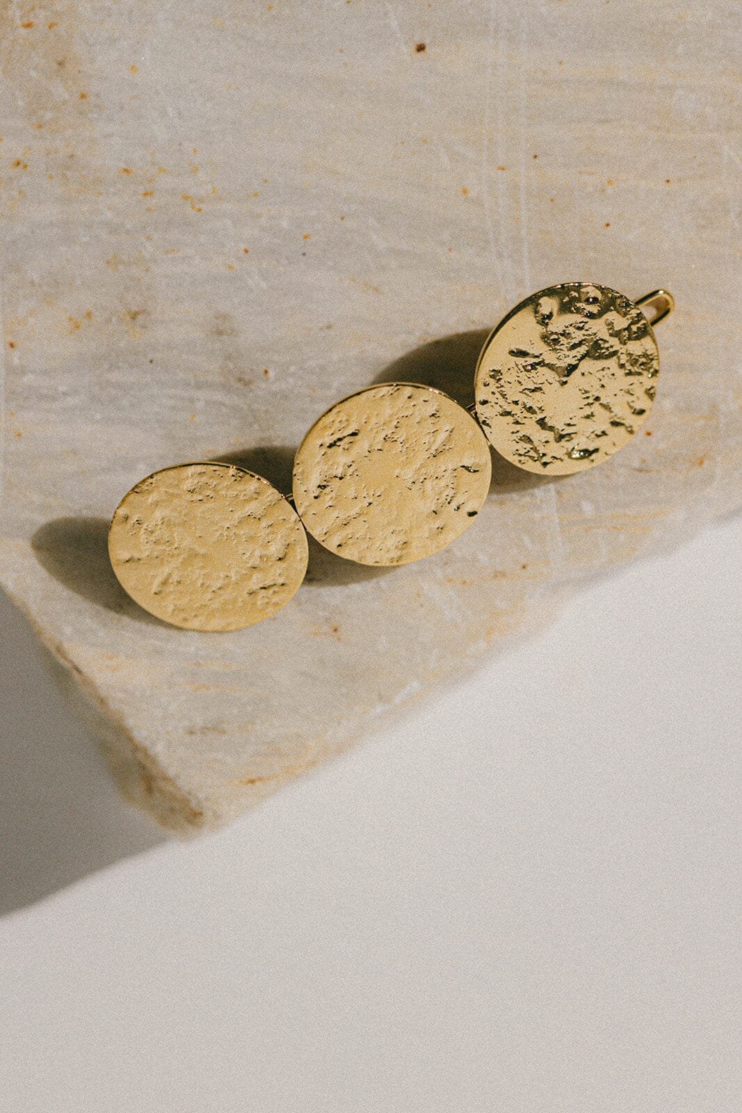 Hammered round gold-plated barrette Golden