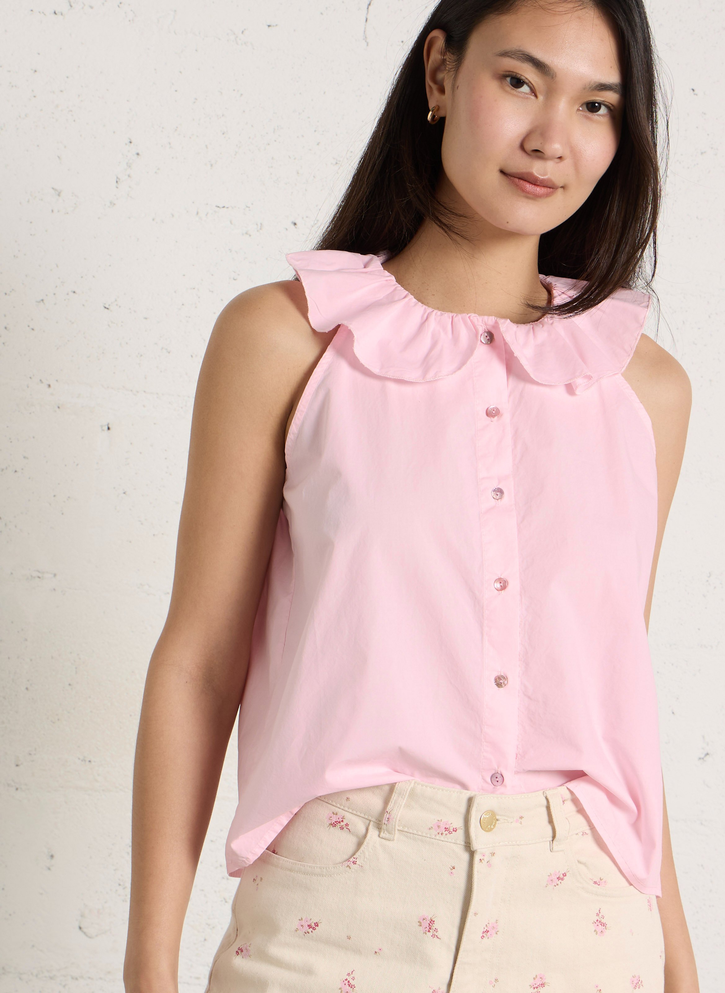 Sleeveless ruffled blouse in plain. DR BLOOM Pink