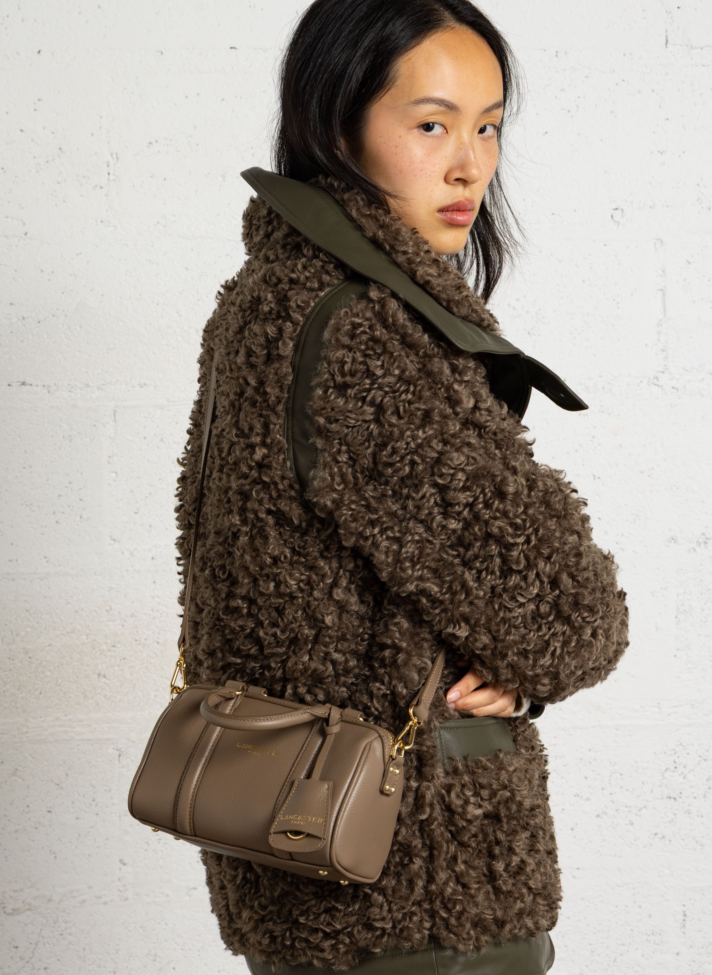 Kleine Bowlingtasche aus genarbtem Leder LANCASTER PARIS Beige
