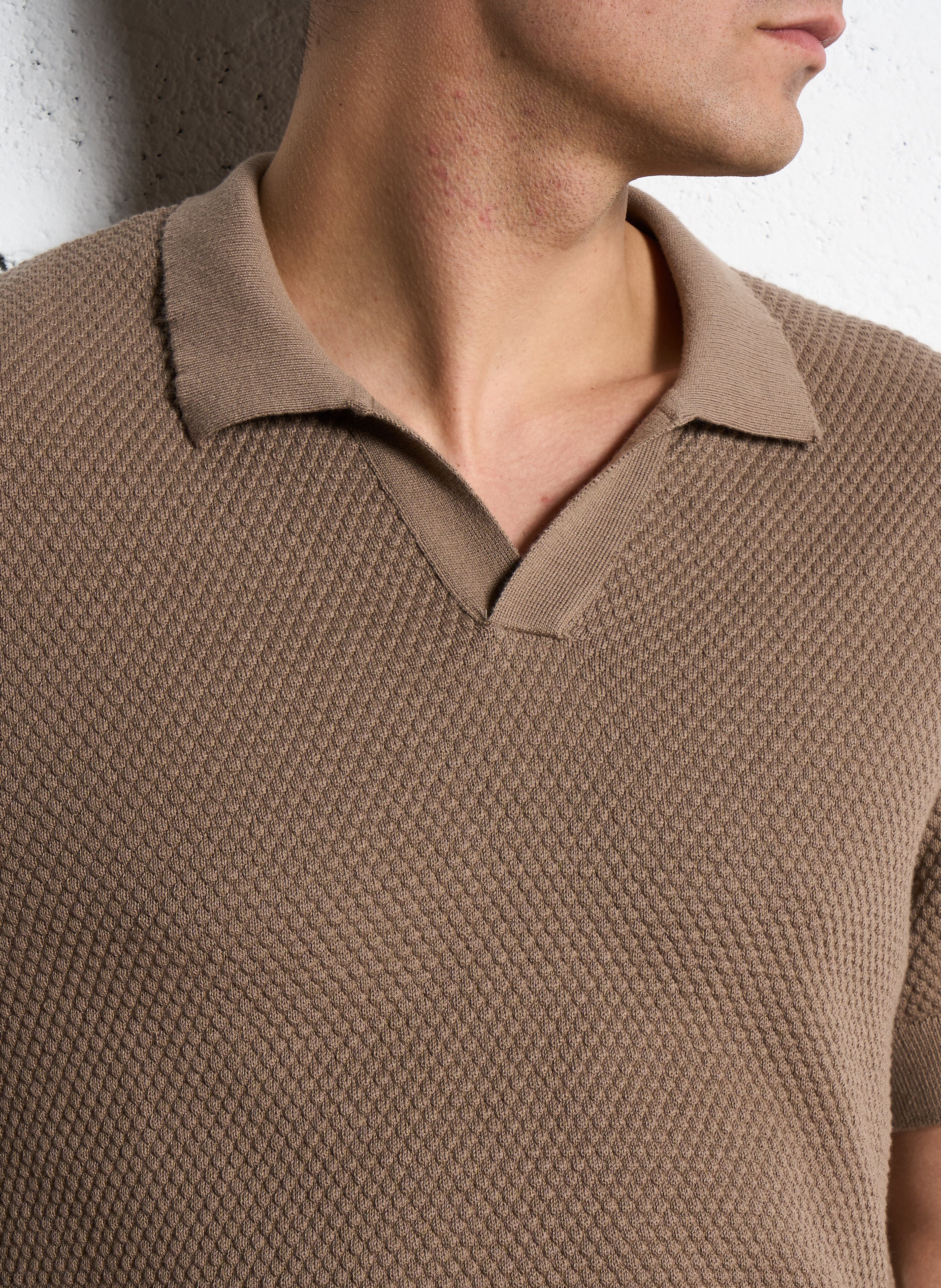 Kurzarm-Poloshirt aus einfarbigem Reliefstrick. IKKS Braun
