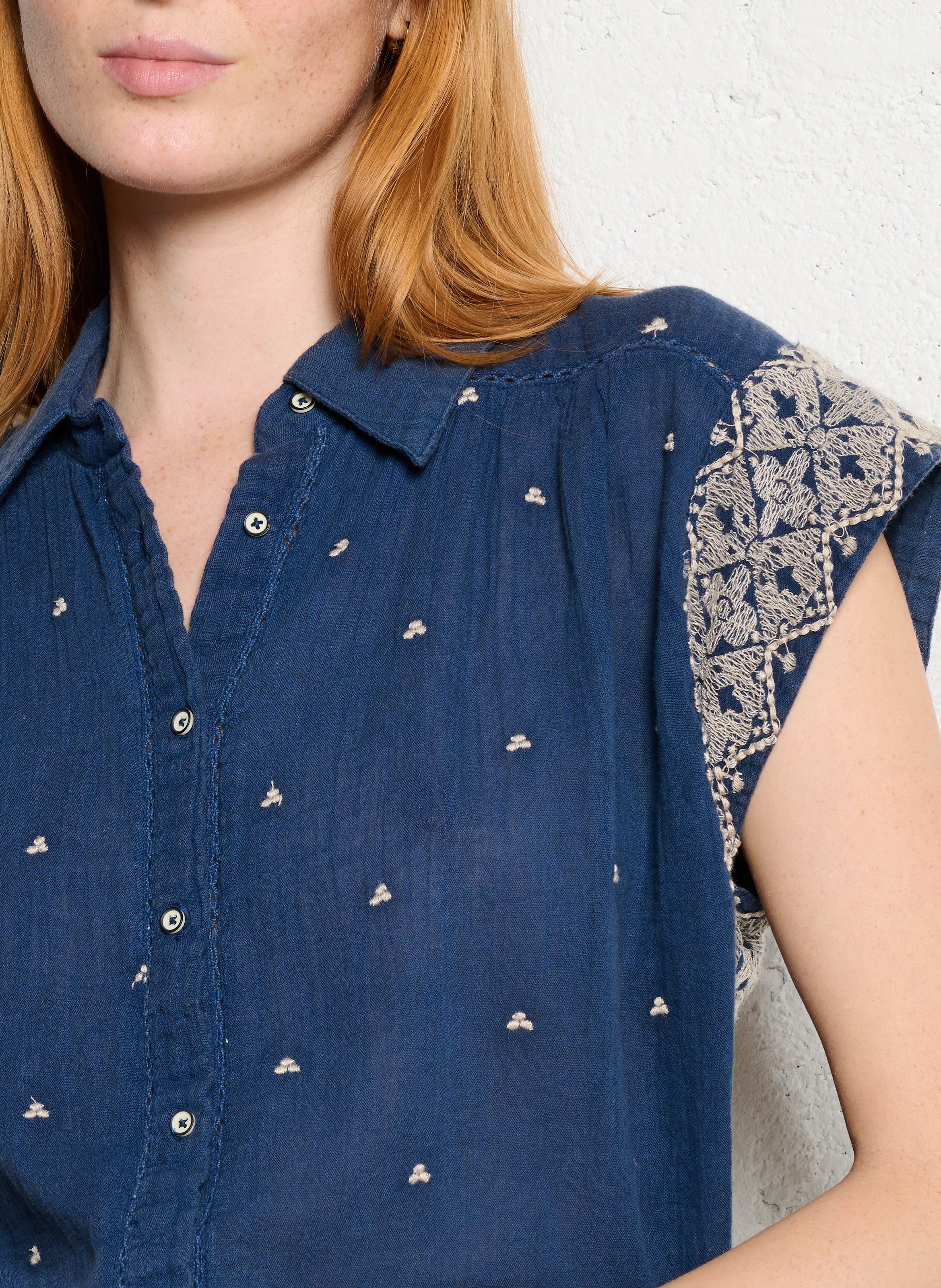 Locker geschnittene ärmellose bestickte Bluse MAISON HOTEL Blau