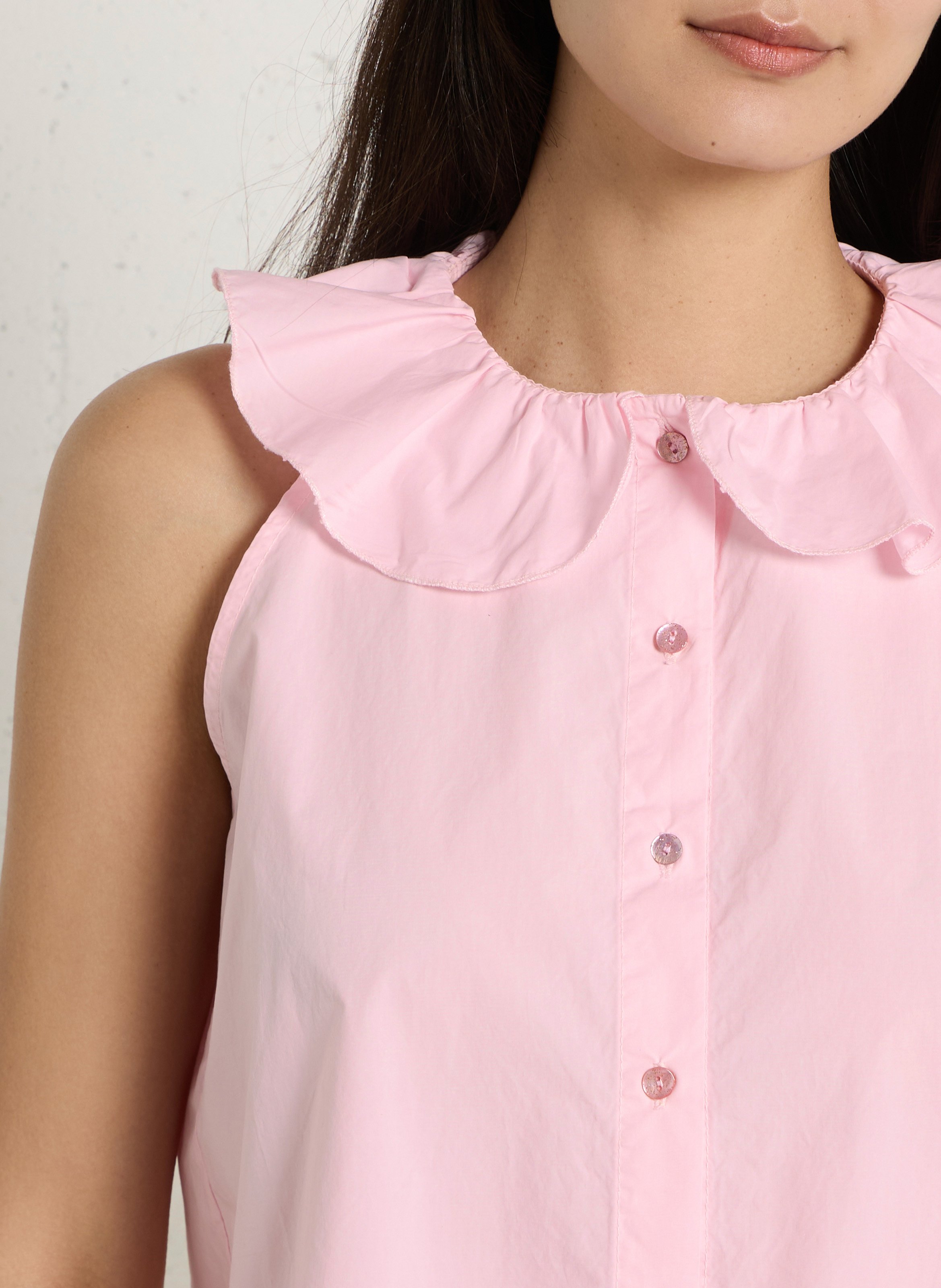 Sleeveless ruffled blouse in plain. DR BLOOM Pink