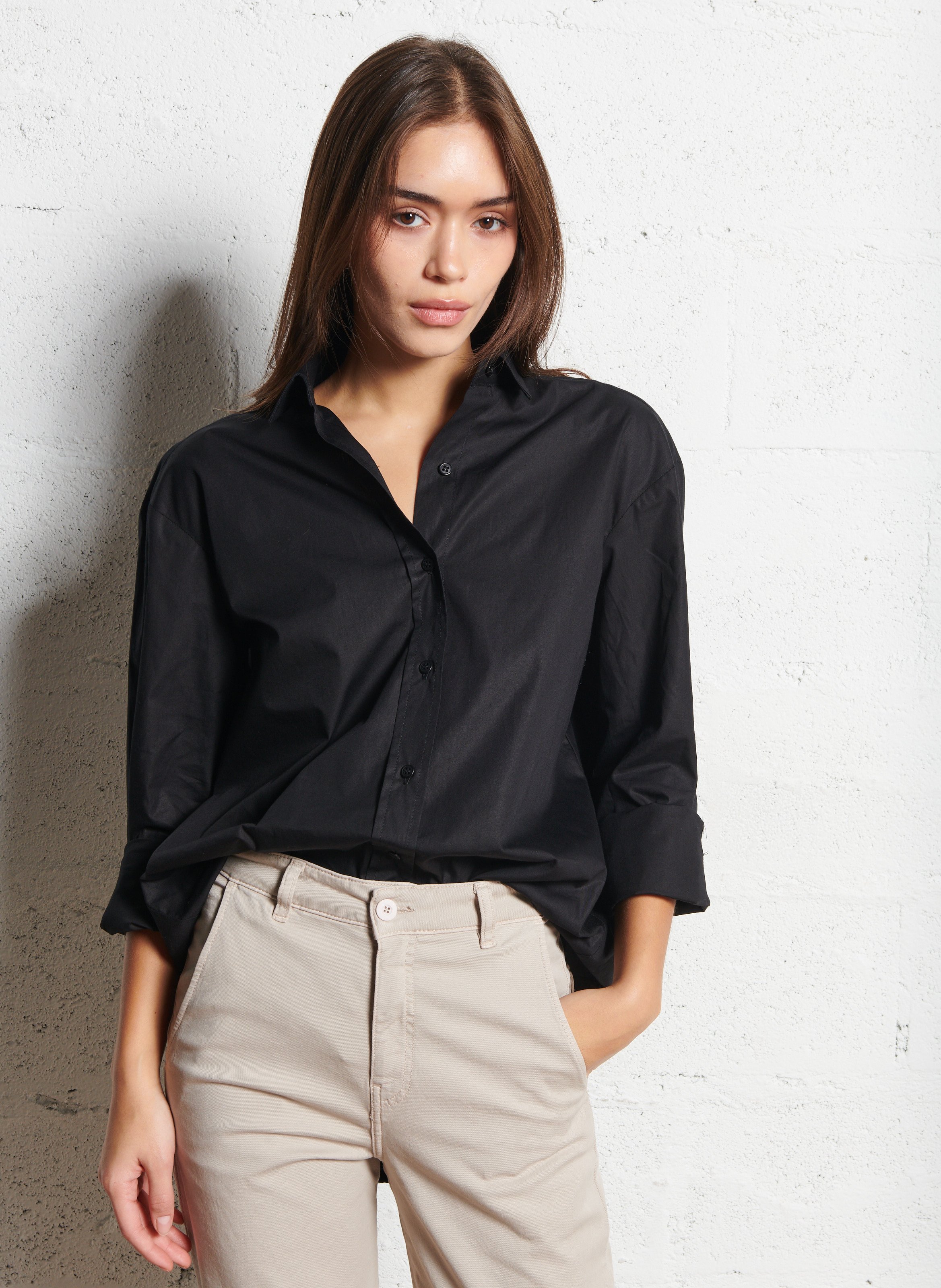 Ruimvallende, katoenen blouse met klassieke kraag ACQUAVERDE Zwart