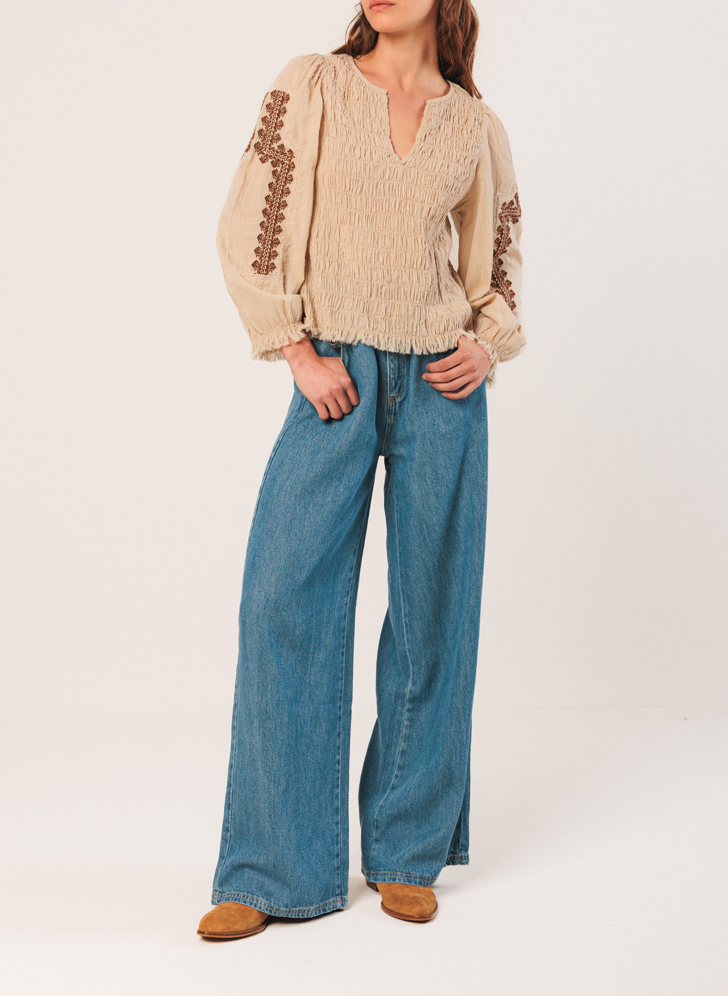 Fitted organic cotton V-neck top. INDI & COLD Silver