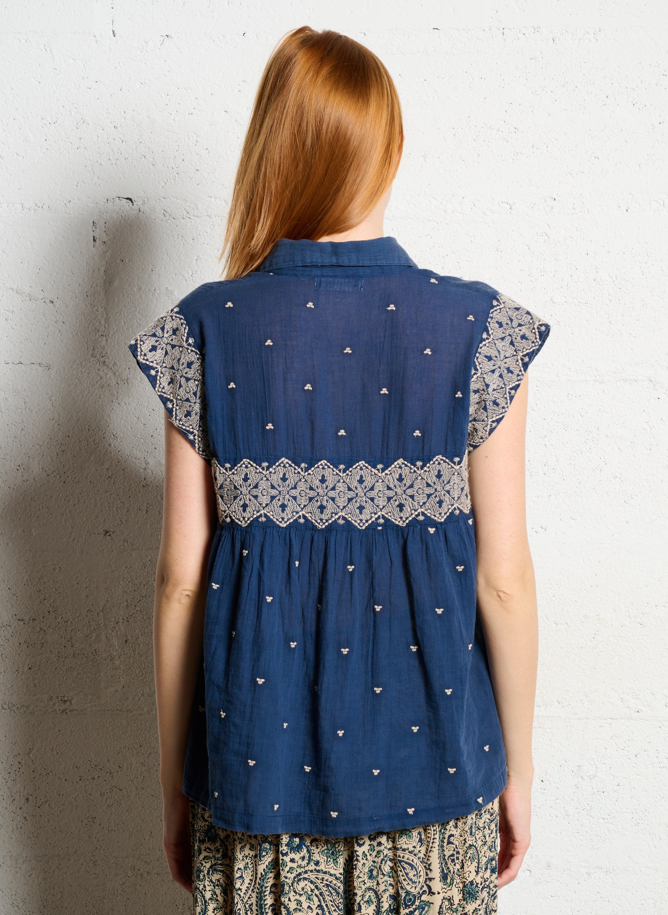 Locker geschnittene ärmellose bestickte Bluse MAISON HOTEL Blau