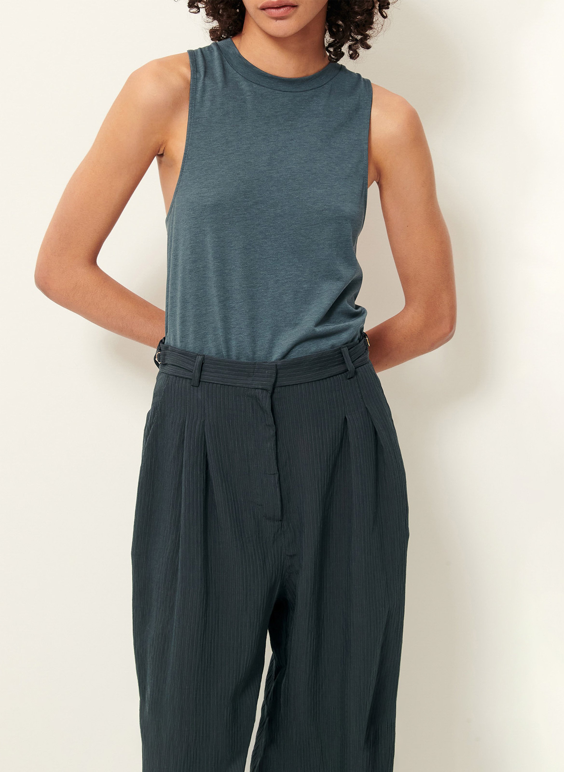 Gerader ärmelloser Rundhalsausschnitt aus fließendem Stoff SESSUN Grun