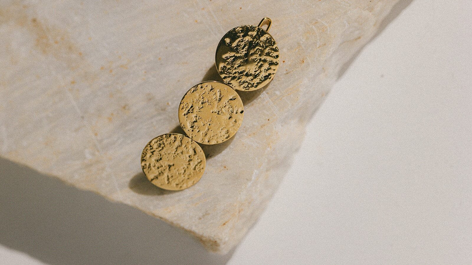 Hammered round gold-plated barrette Golden