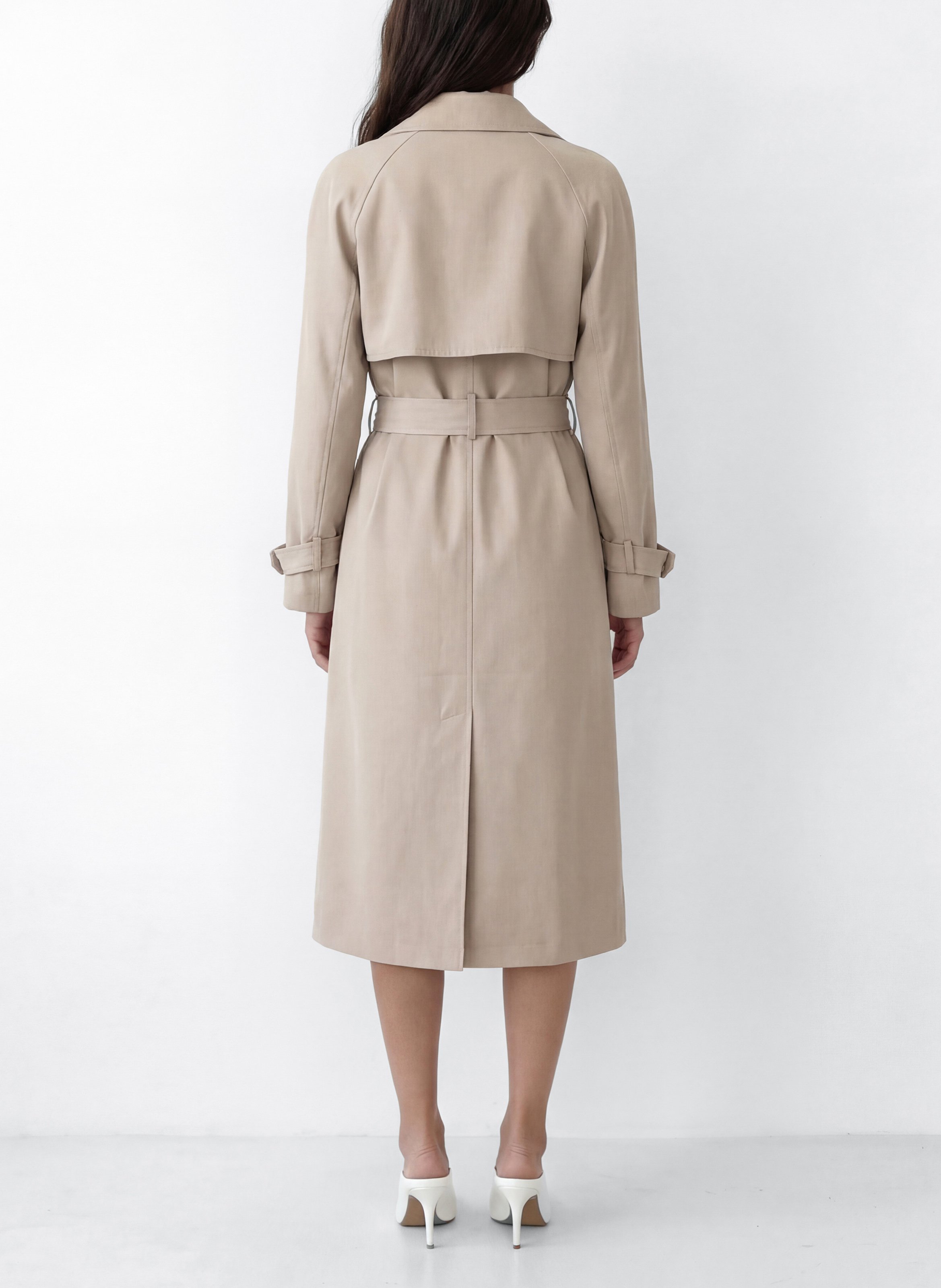 Ruime effen trenchcoat met knoopsluiting en riem. KOOKAI Grijs