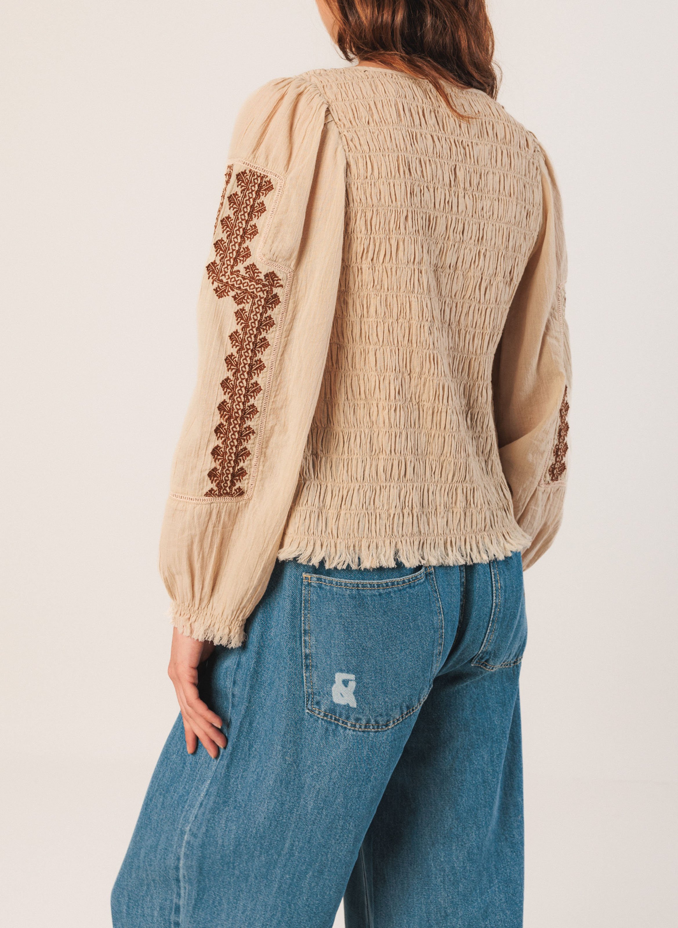 Fitted organic cotton V-neck top. INDI & COLD Silver