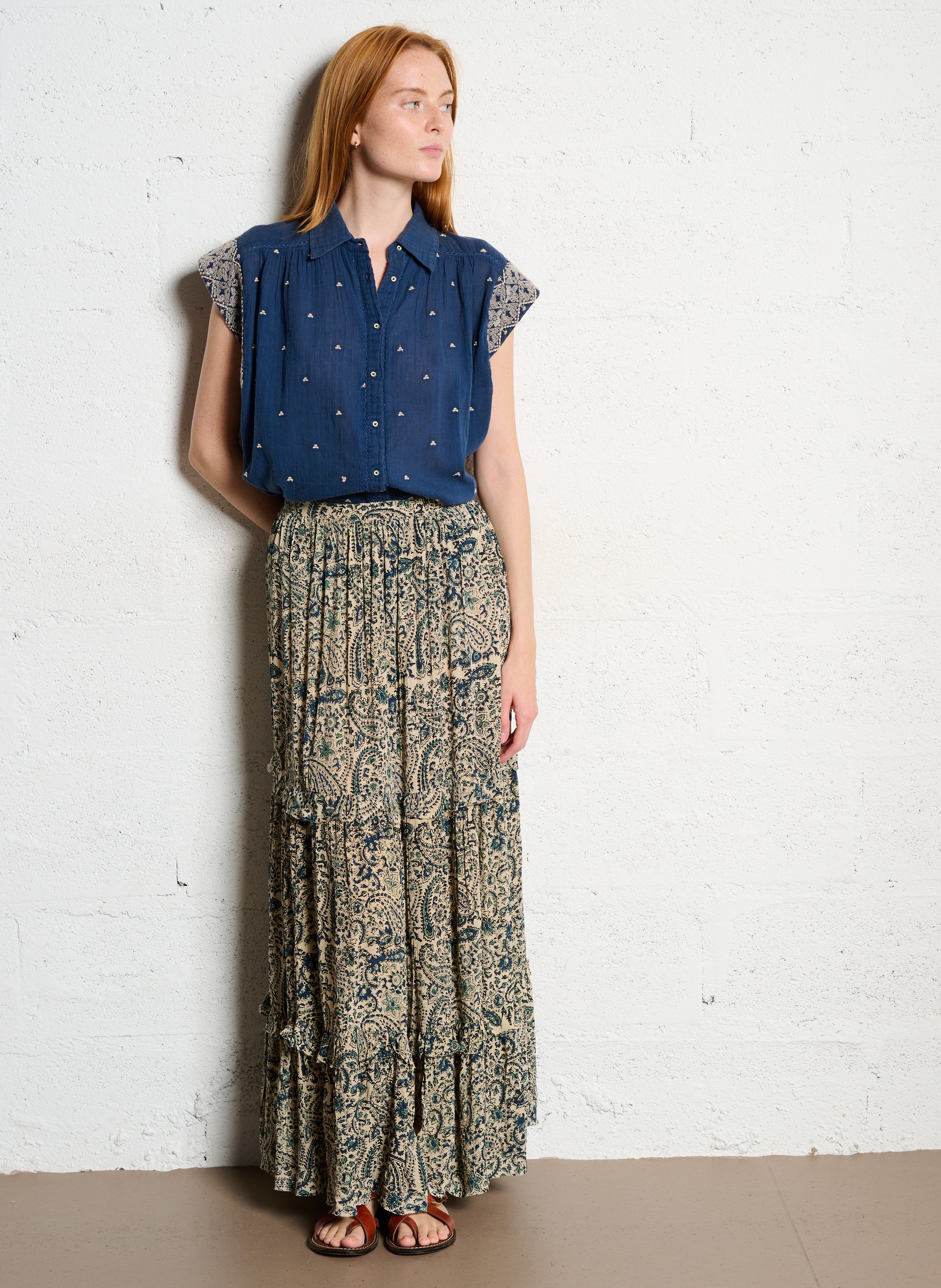 Locker geschnittene ärmellose bestickte Bluse MAISON HOTEL Blau