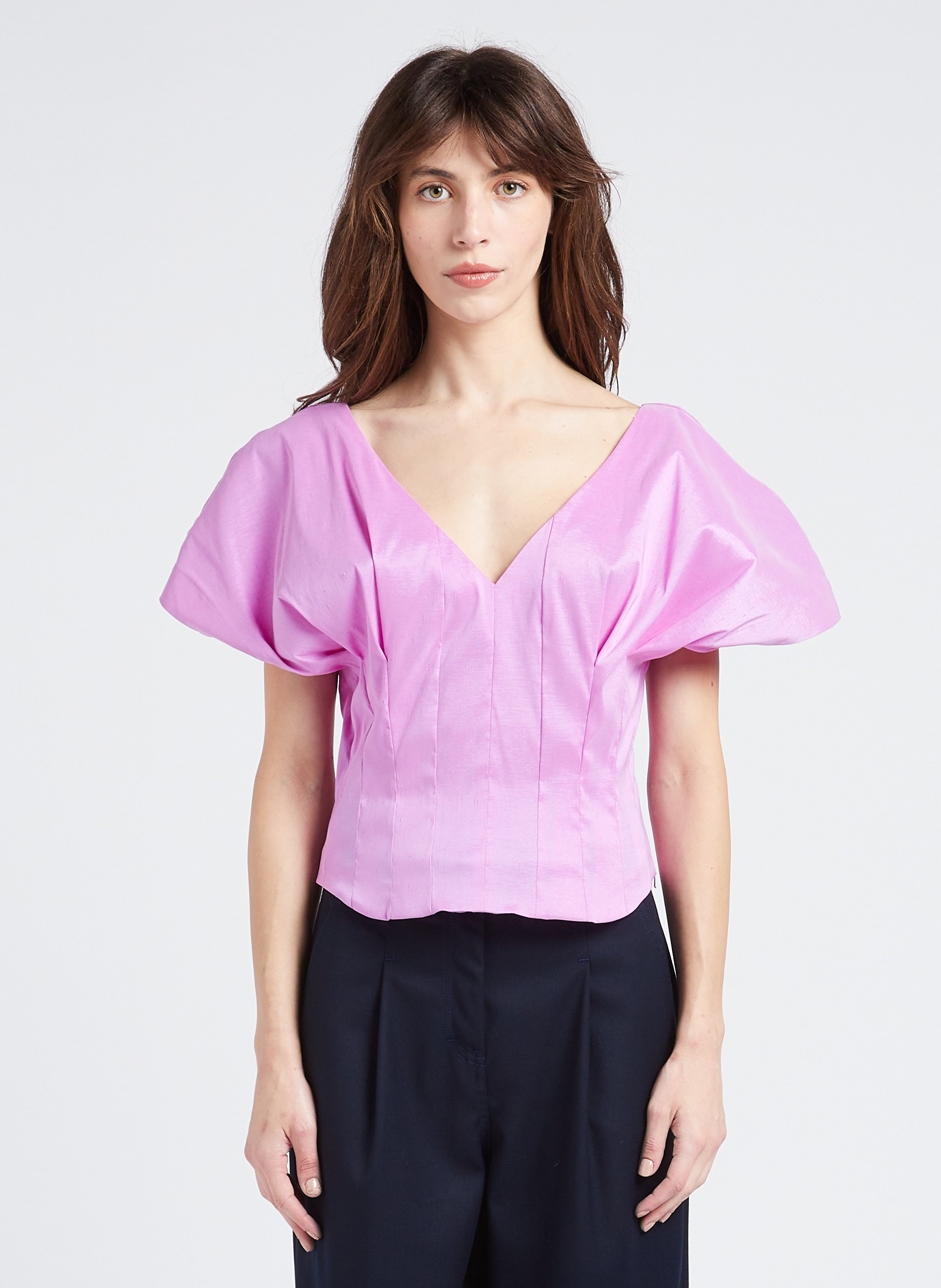 Korte, getailleerde top met V-hals COLLECTORS CLUB Roze