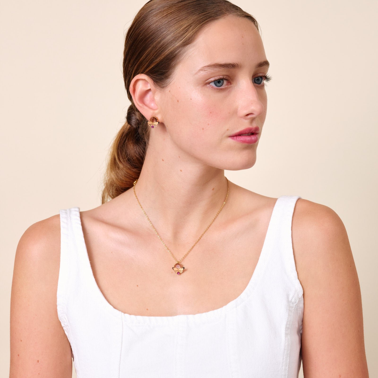 Collier pendentif papillon émaillé et pierres en verre taillé LES NEREIDES Rose