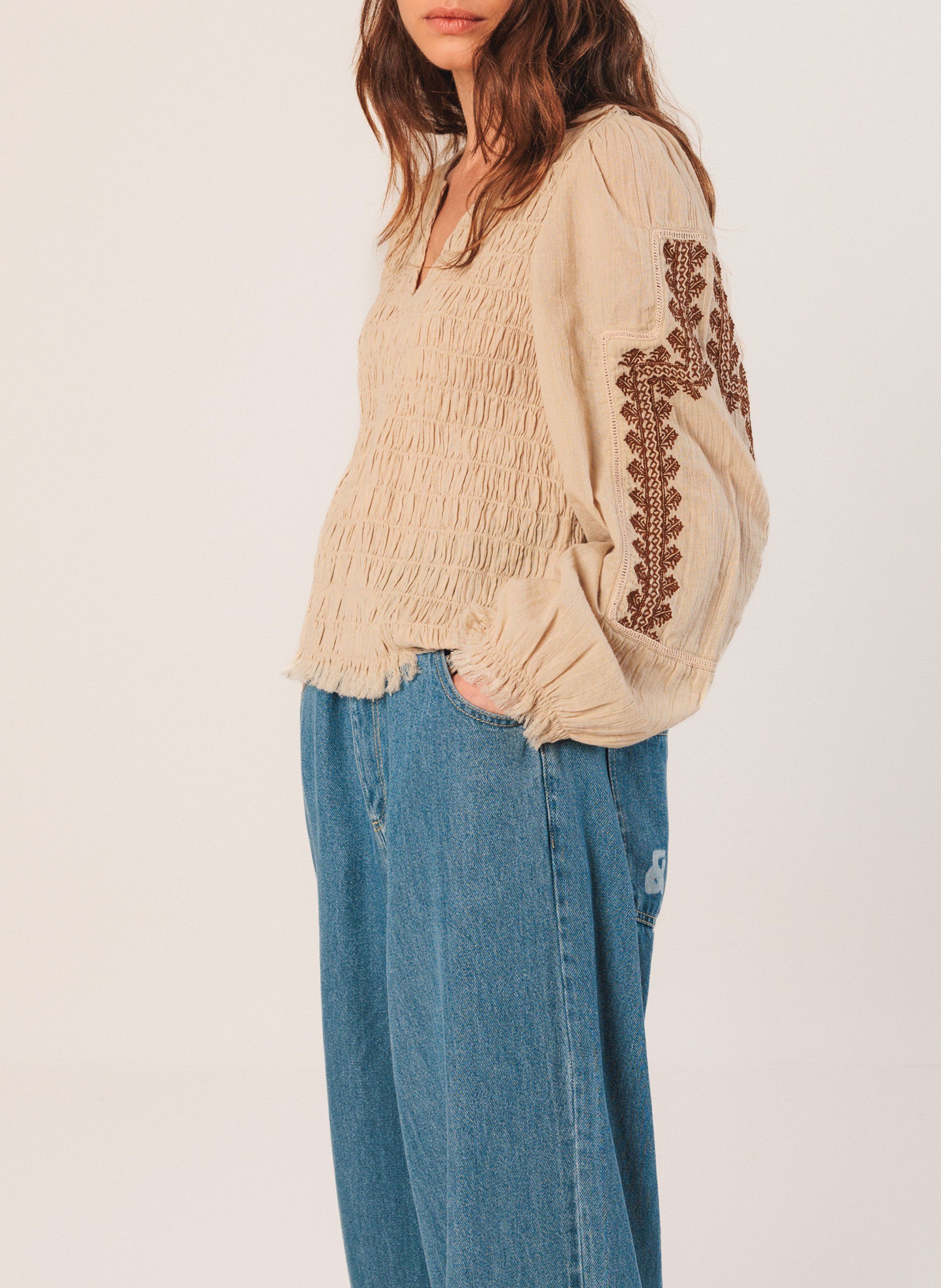 Fitted organic cotton V-neck top. INDI & COLD