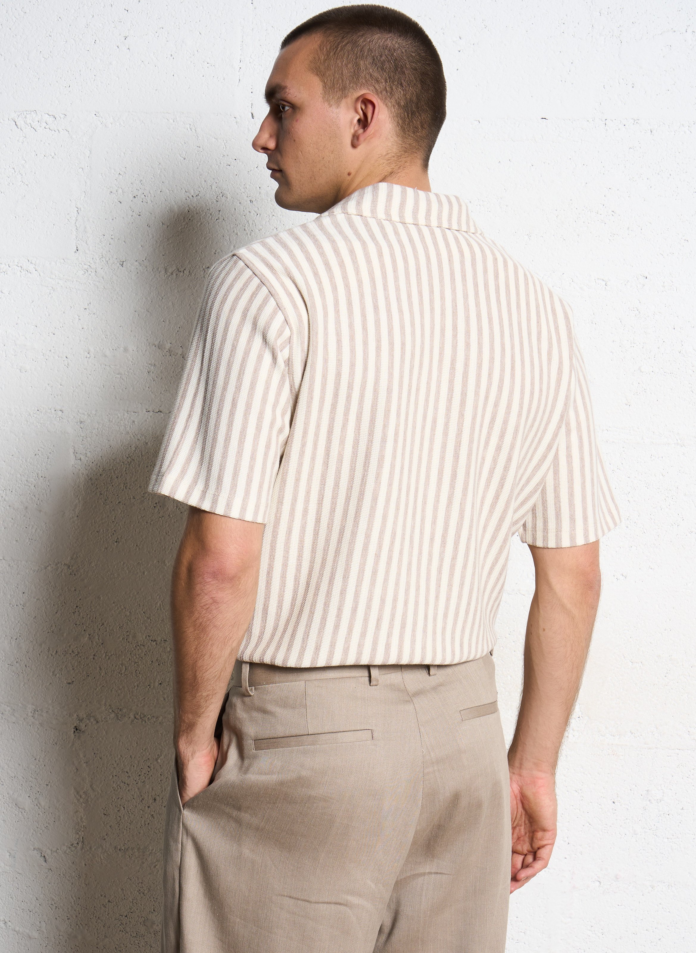 Gerade geschnittenes Hemd mit klassischem Kragen aus gestreifter Baumwollmischung IKKS Braun