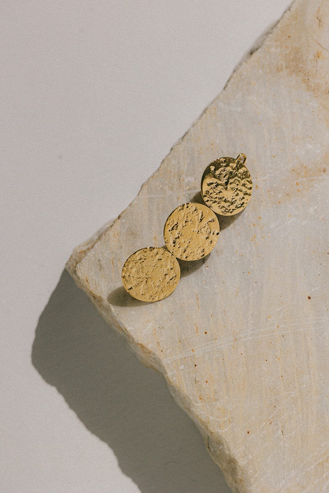 Hammered round gold-plated barrette Golden