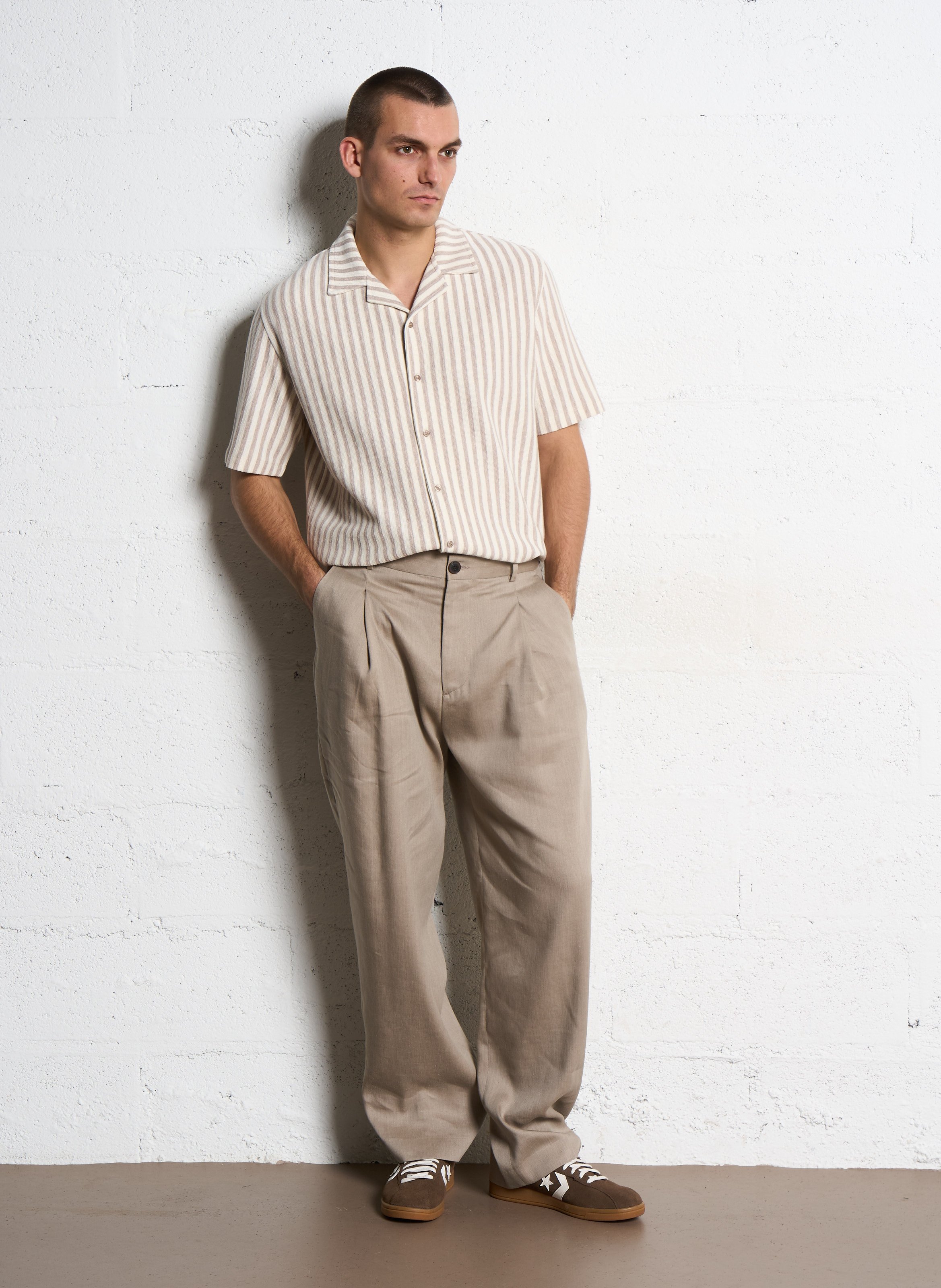 Gerade geschnittenes Hemd mit klassischem Kragen aus gestreifter Baumwollmischung IKKS Braun