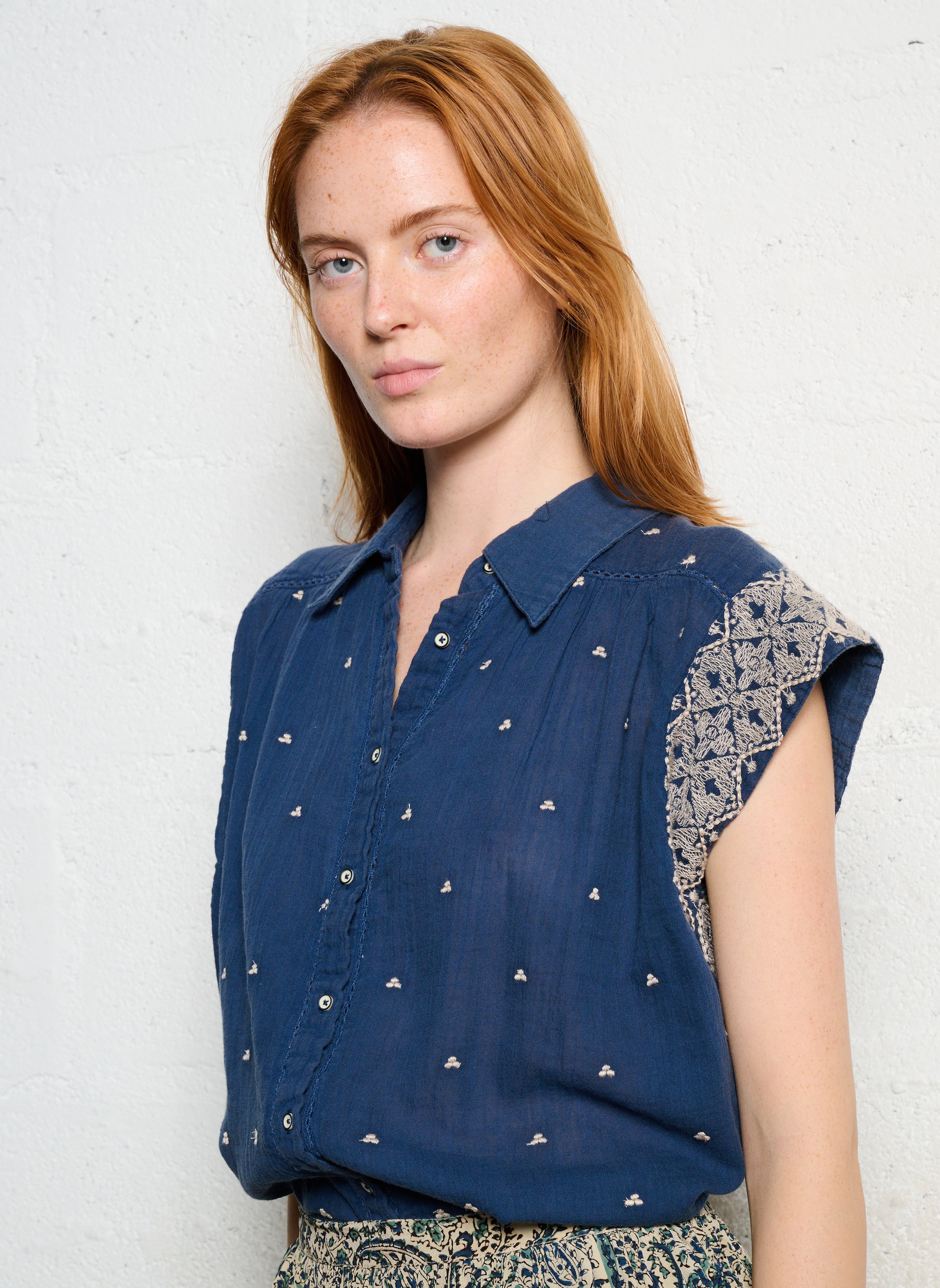 Locker geschnittene ärmellose bestickte Bluse MAISON HOTEL Blau