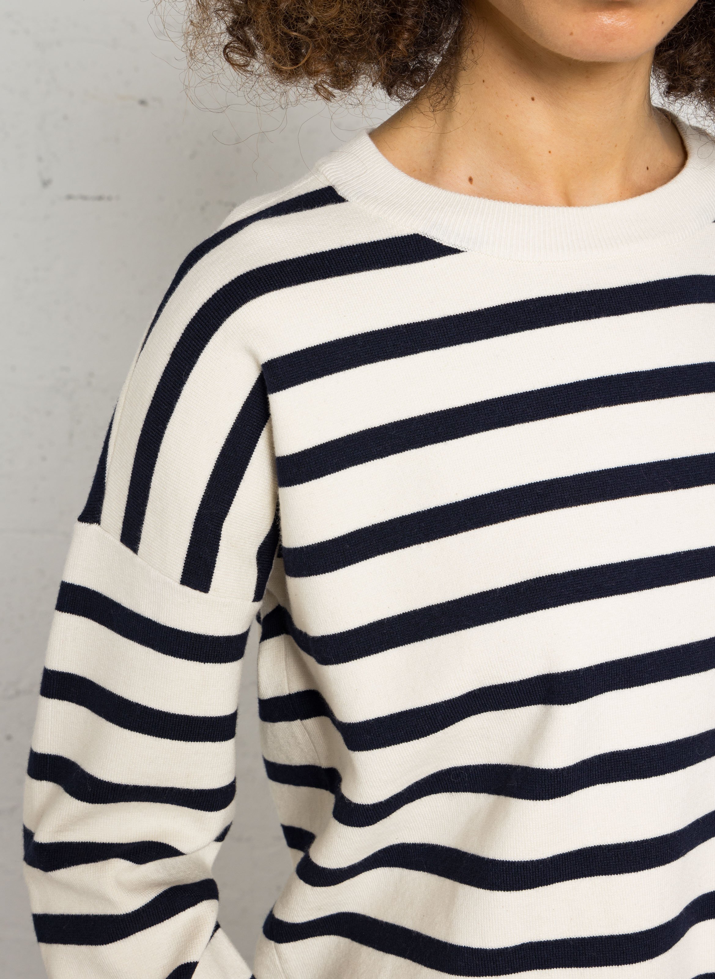 Pull col rond à rayures DES PETITS HAUTS Beige