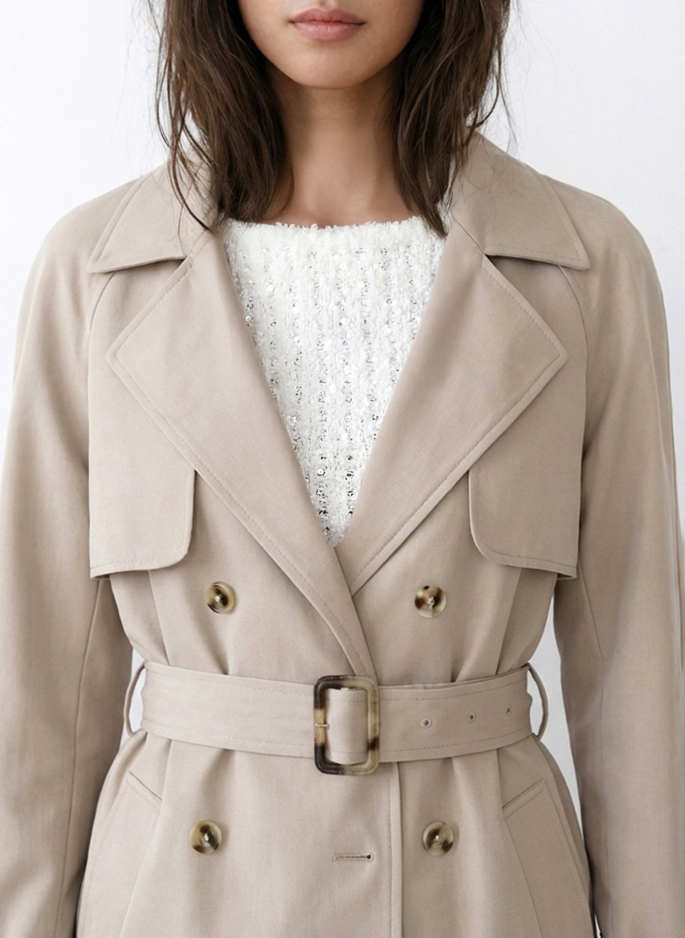 Ruime effen trenchcoat met knoopsluiting en riem. KOOKAI Grijs