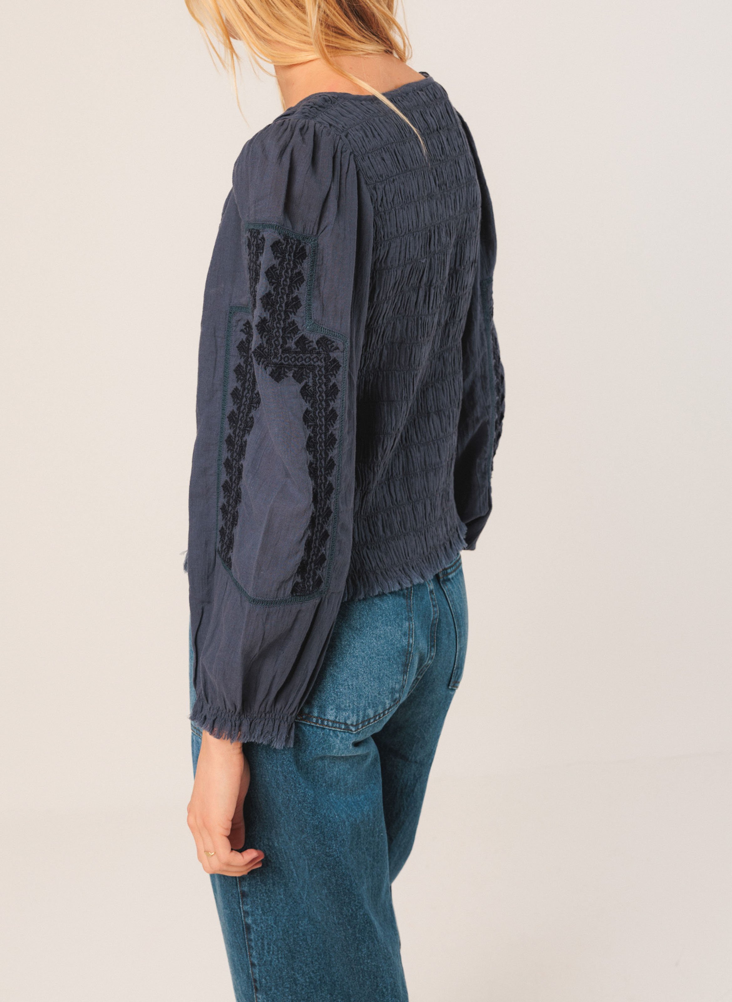 Fitted organic cotton V-neck top. INDI & COLD Blue