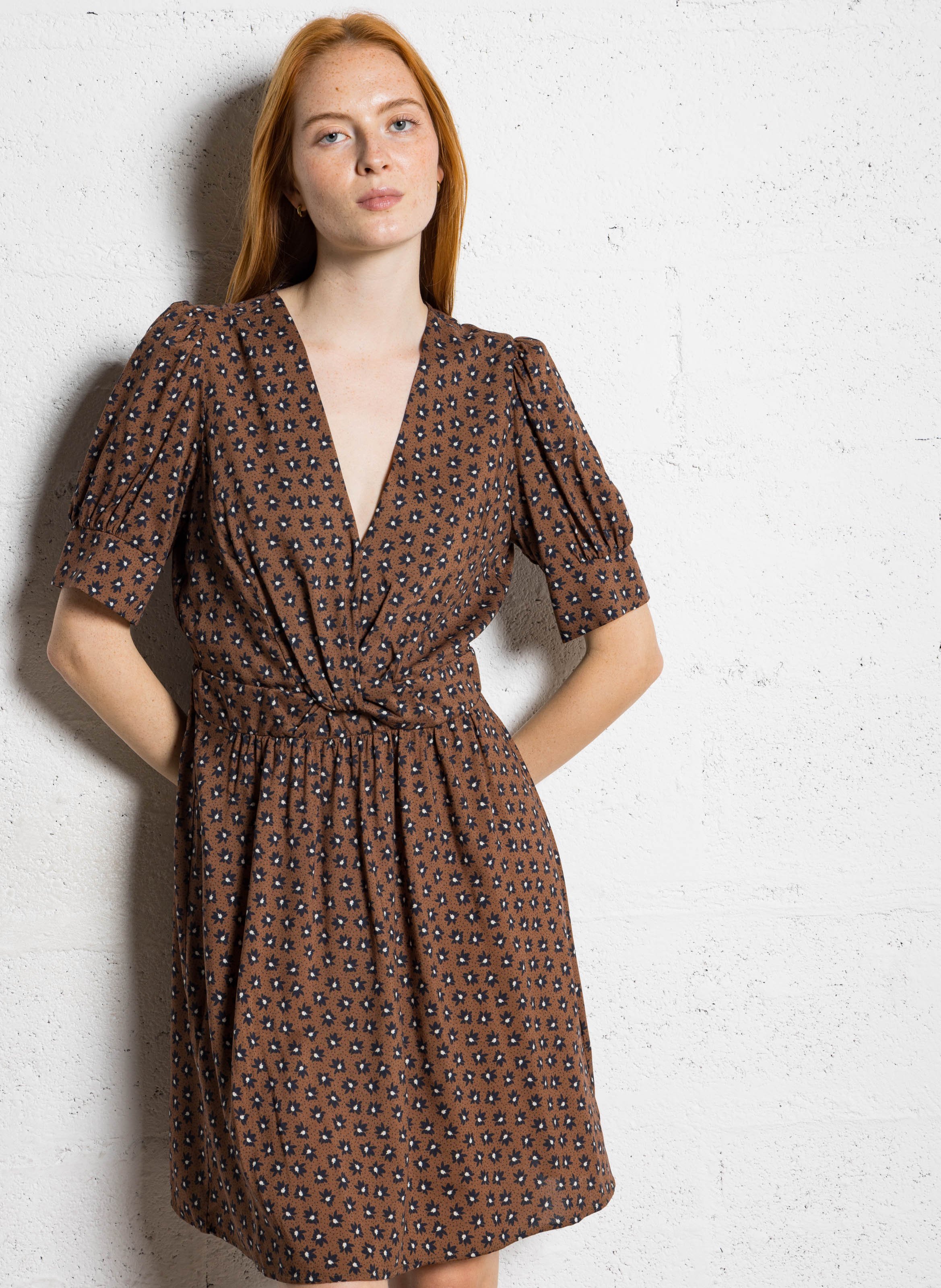 Abito corto con scollo a V stampa floreale I CODE Marrone