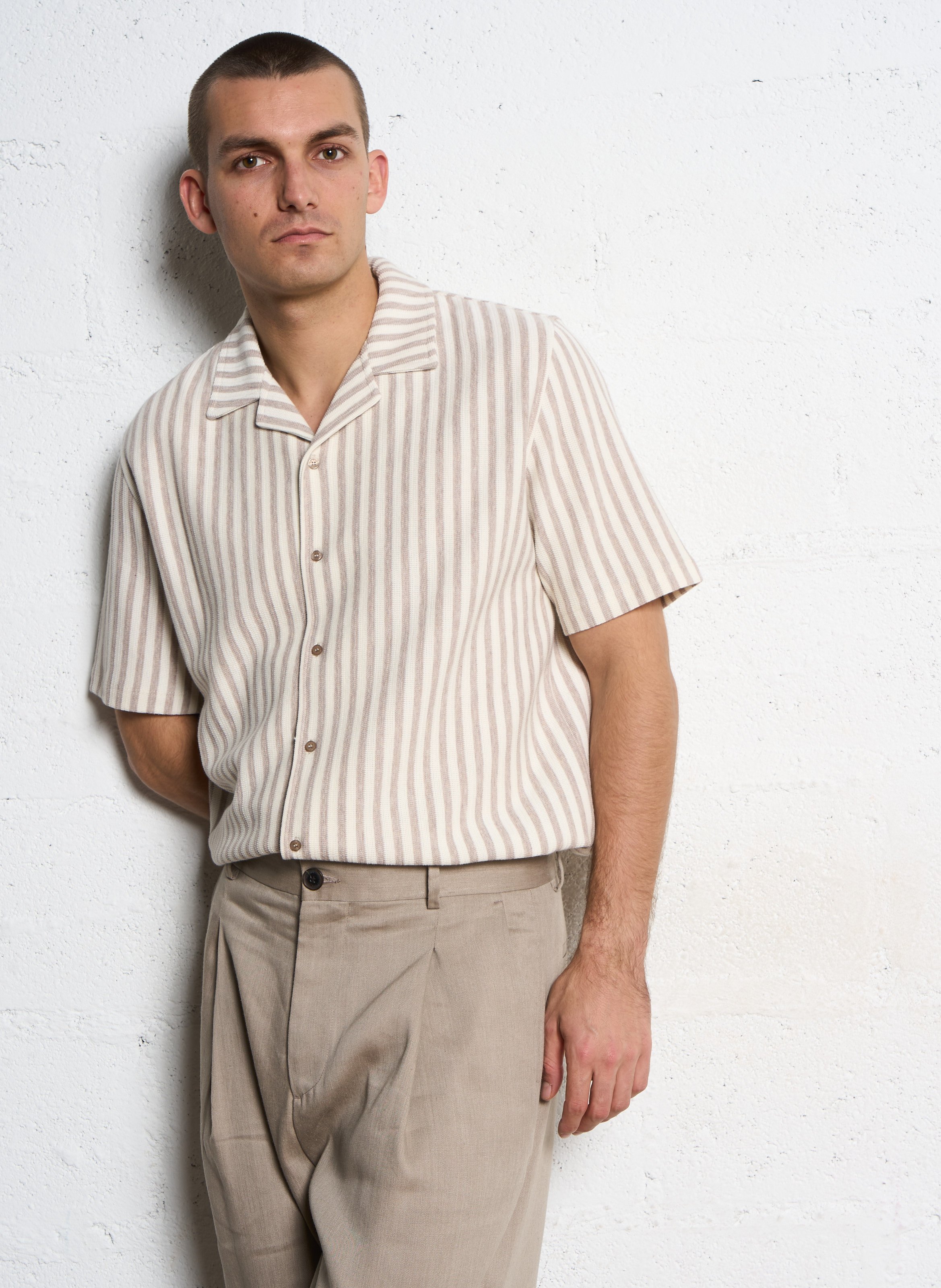 Gerade geschnittenes Hemd mit klassischem Kragen aus gestreifter Baumwollmischung IKKS Braun