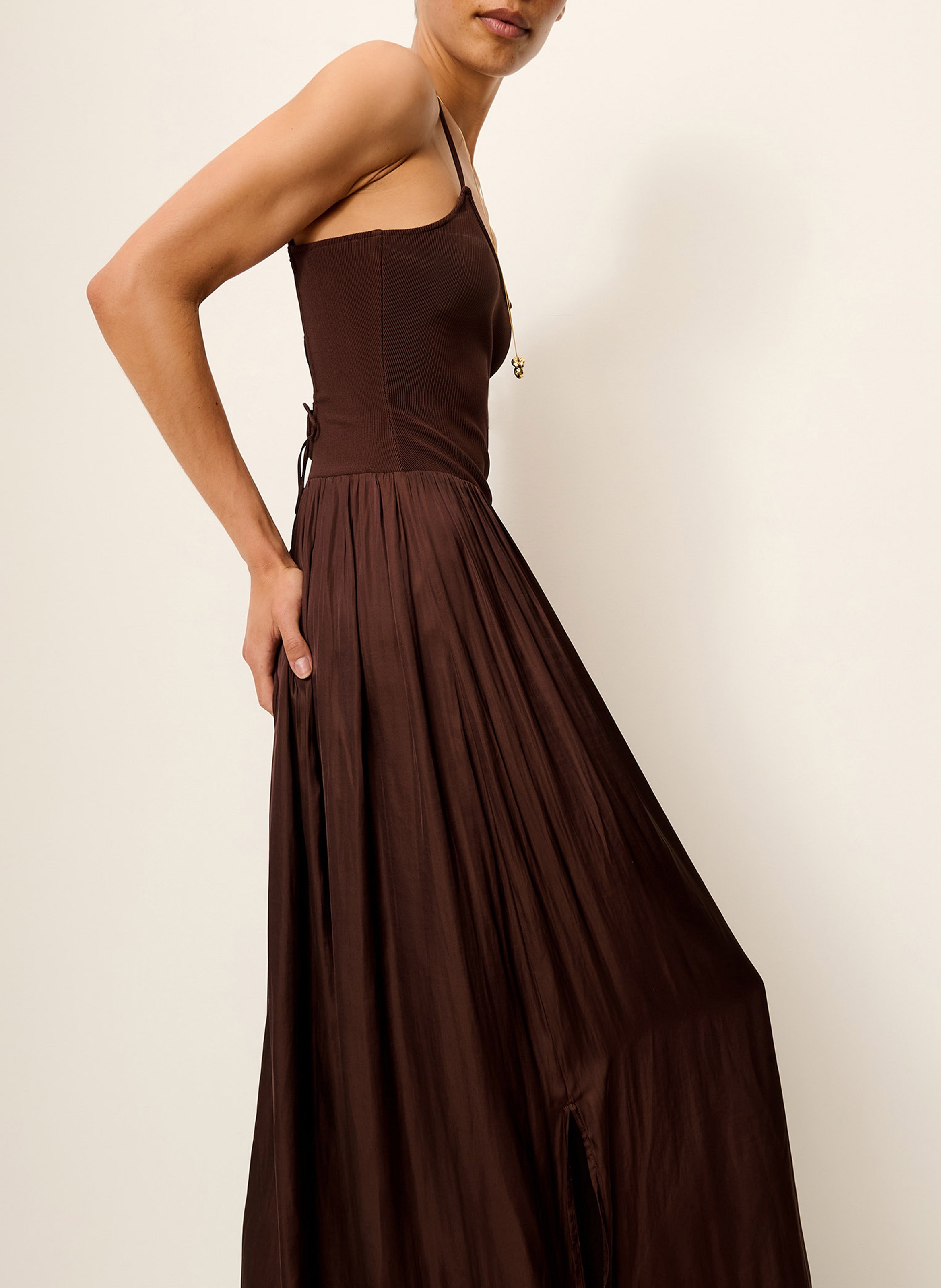 Langes Kleid mit Rundhalsausschnitt SESSUN Braun