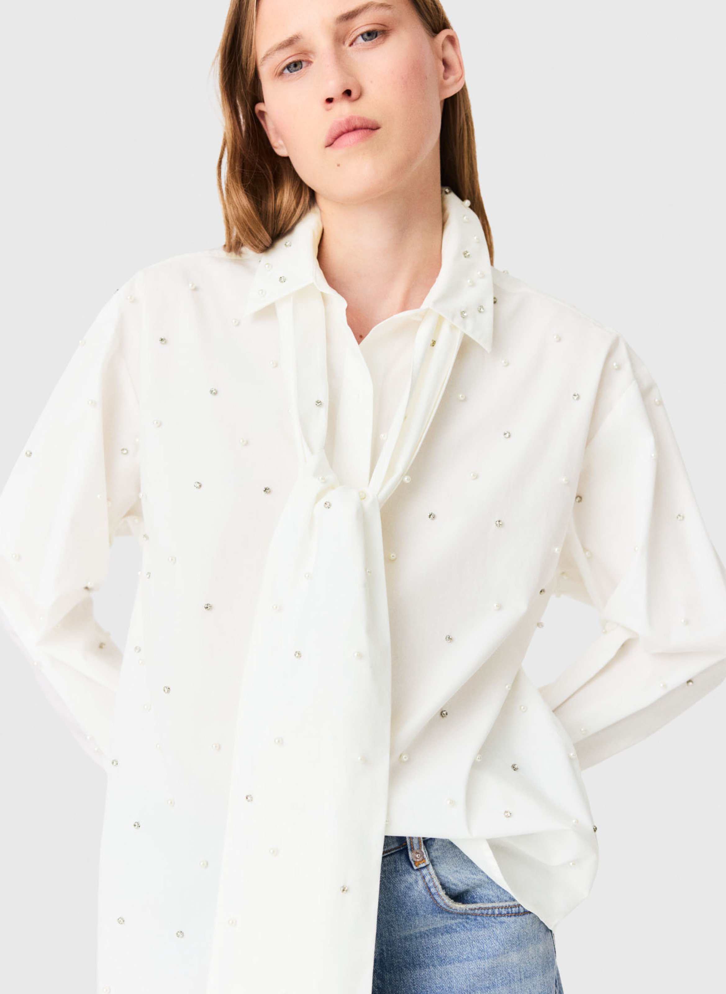 Blouse met lavallière kraag versierd met strass en parels MAJE Wit