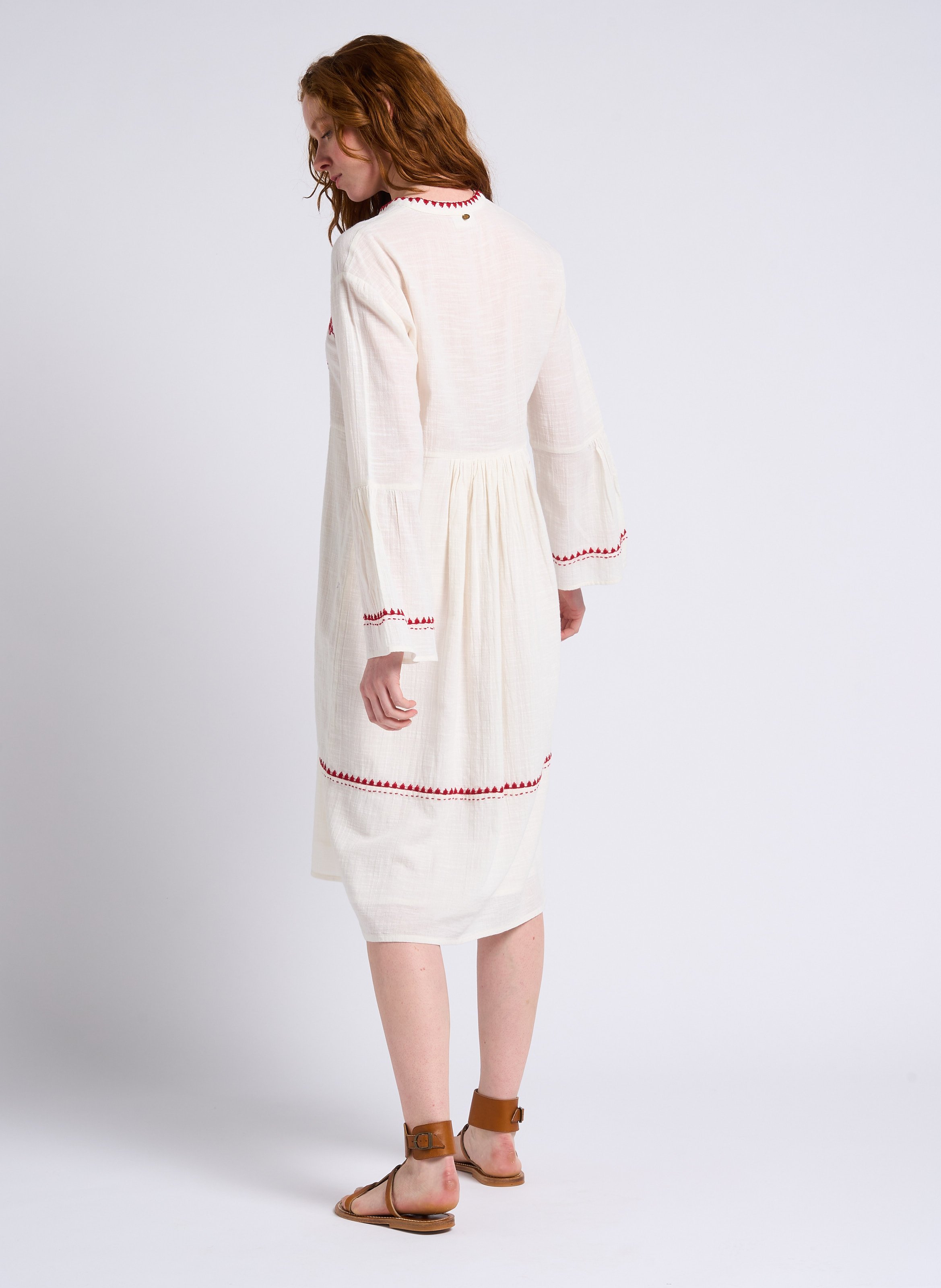 Weites Midikleid aus Baumwolle mit Mao-Kragen und Stickerei ANTIK BATIK Weiss