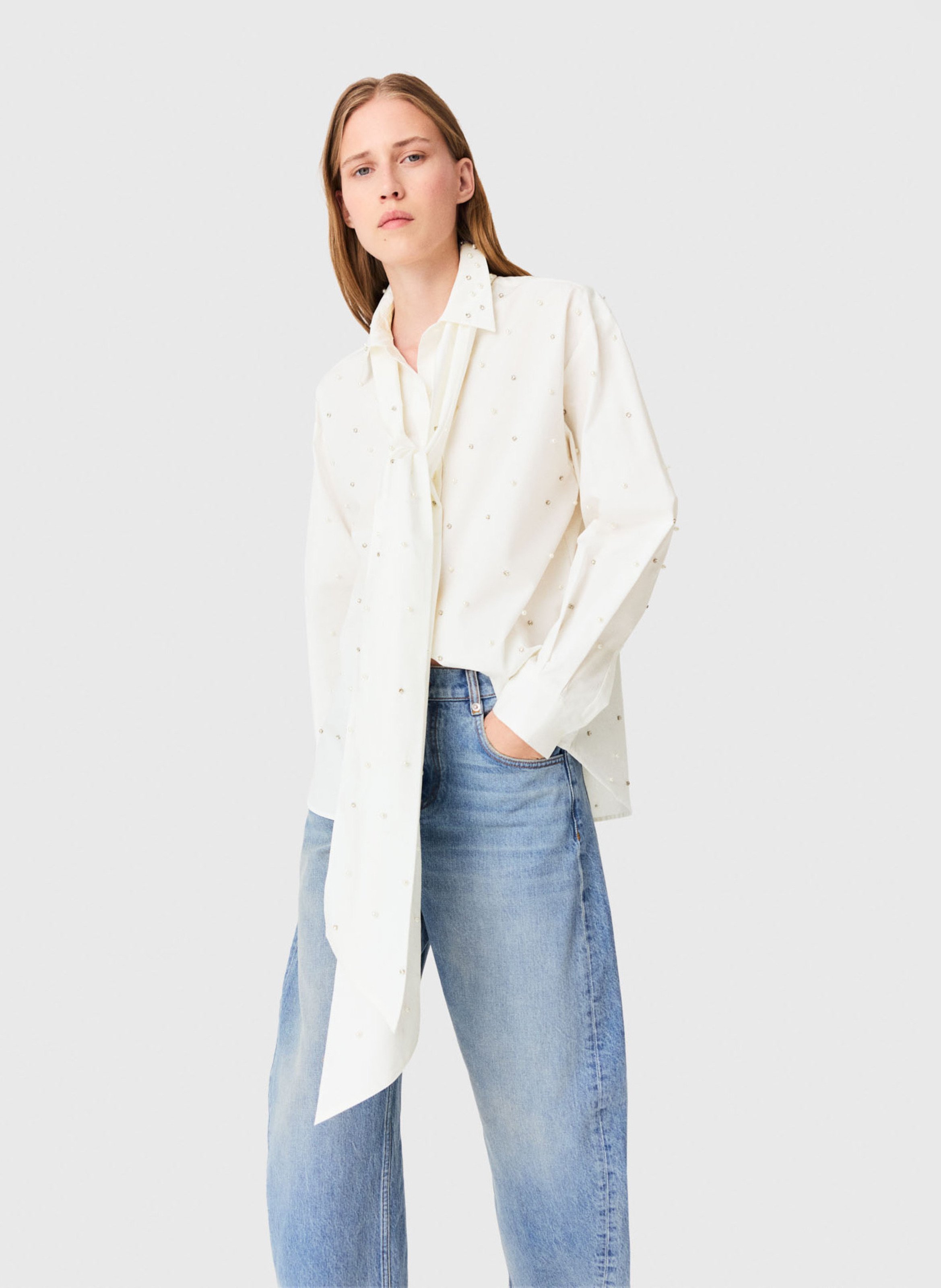 Blouse met lavallière kraag versierd met strass en parels MAJE Wit