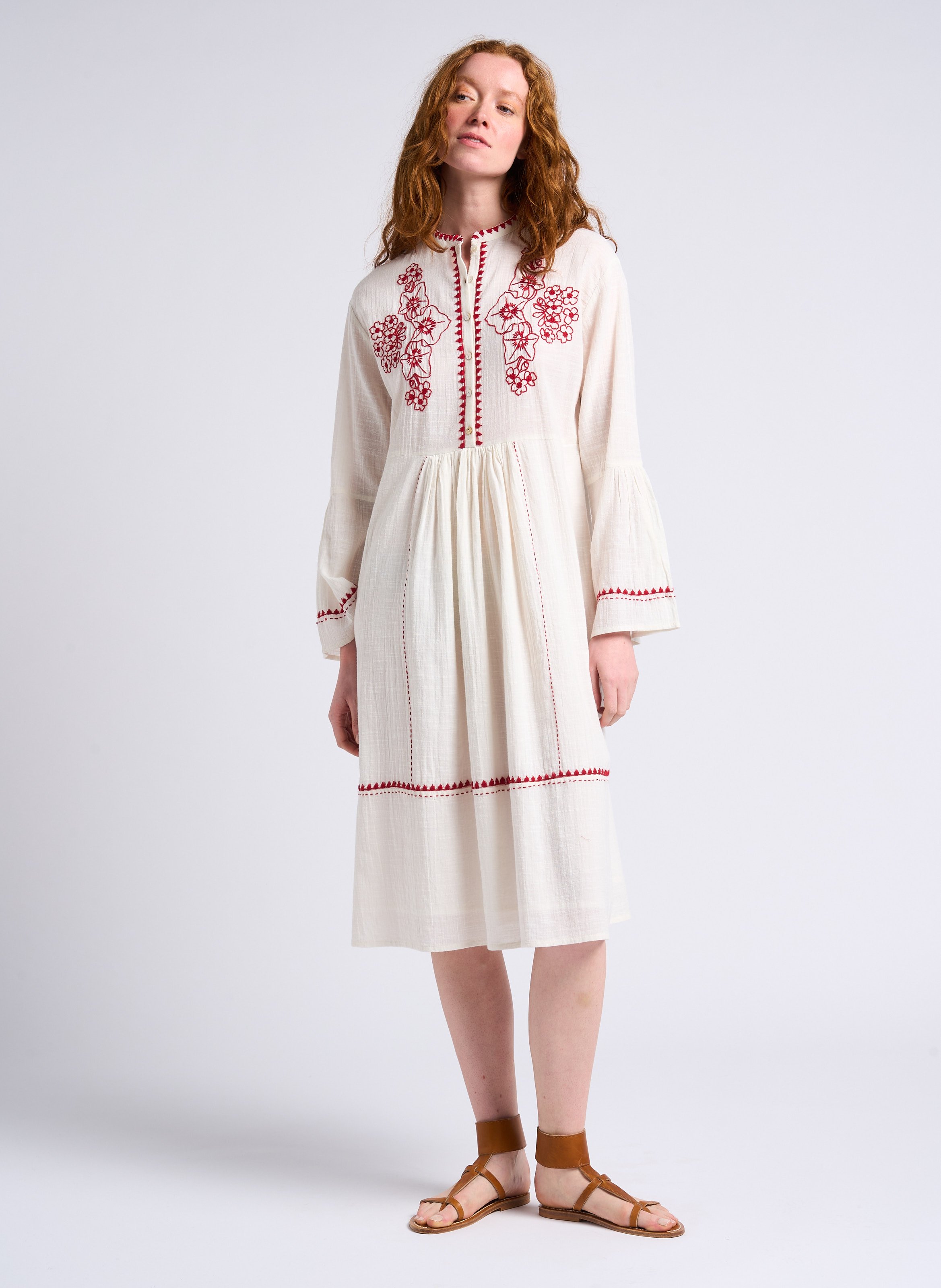 Weites Midikleid aus Baumwolle mit Mao-Kragen und Stickerei ANTIK BATIK Weiss