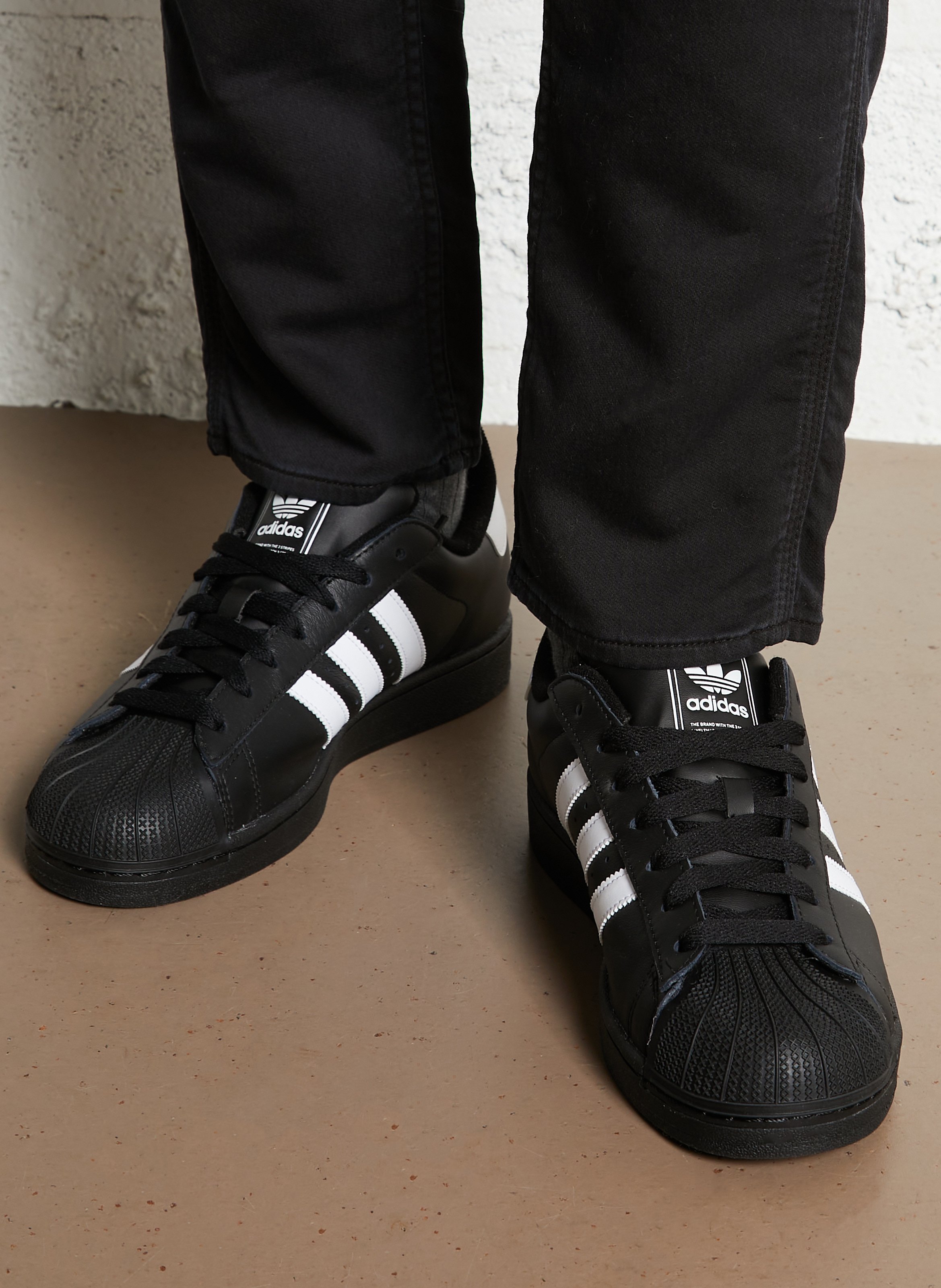 Lage, imitatieleren sneakers met contrasterende details ADIDAS Zwart