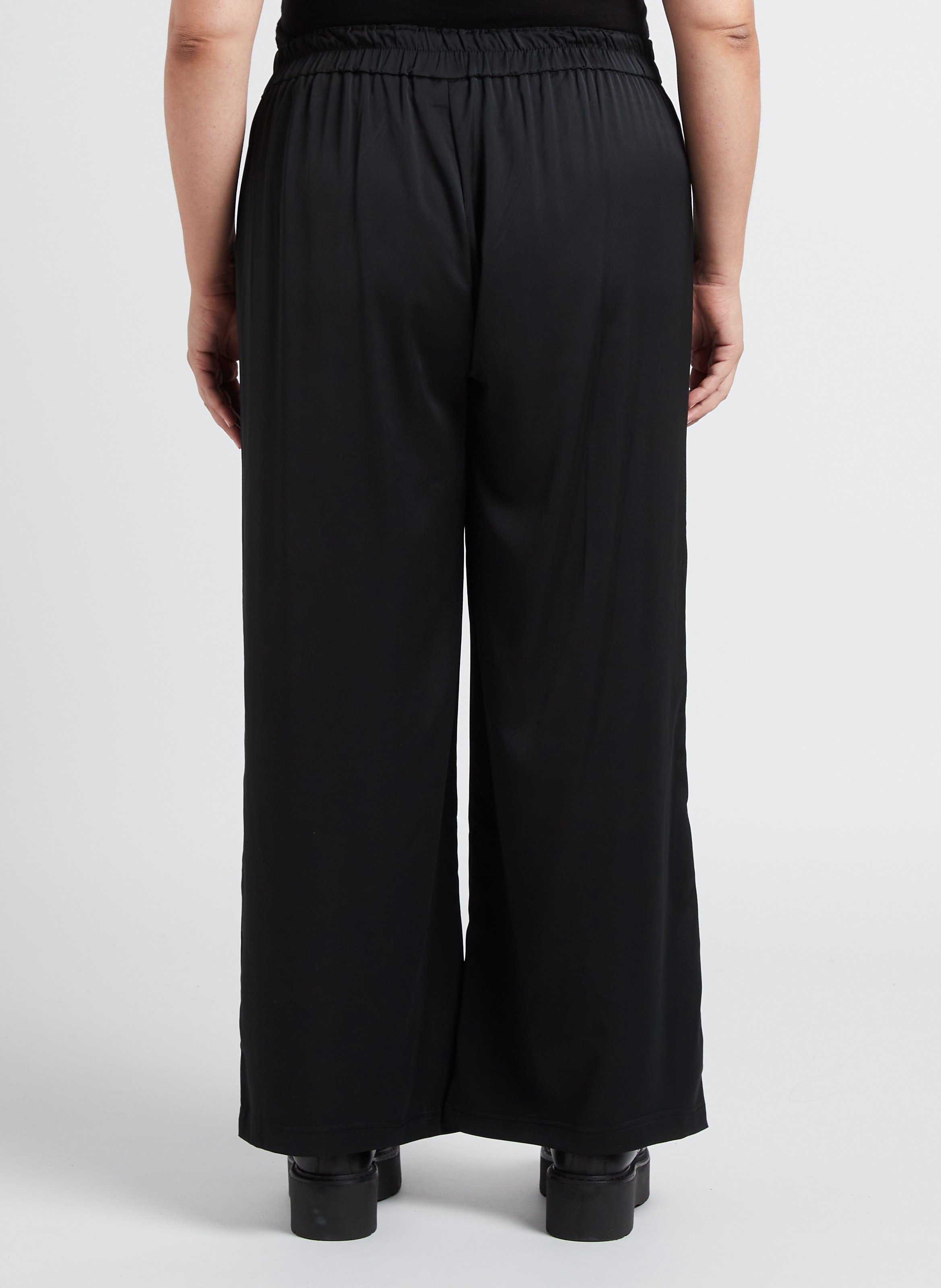 Gerade geschnittene Samthose mit hohem Bund EVOKED Schwarz