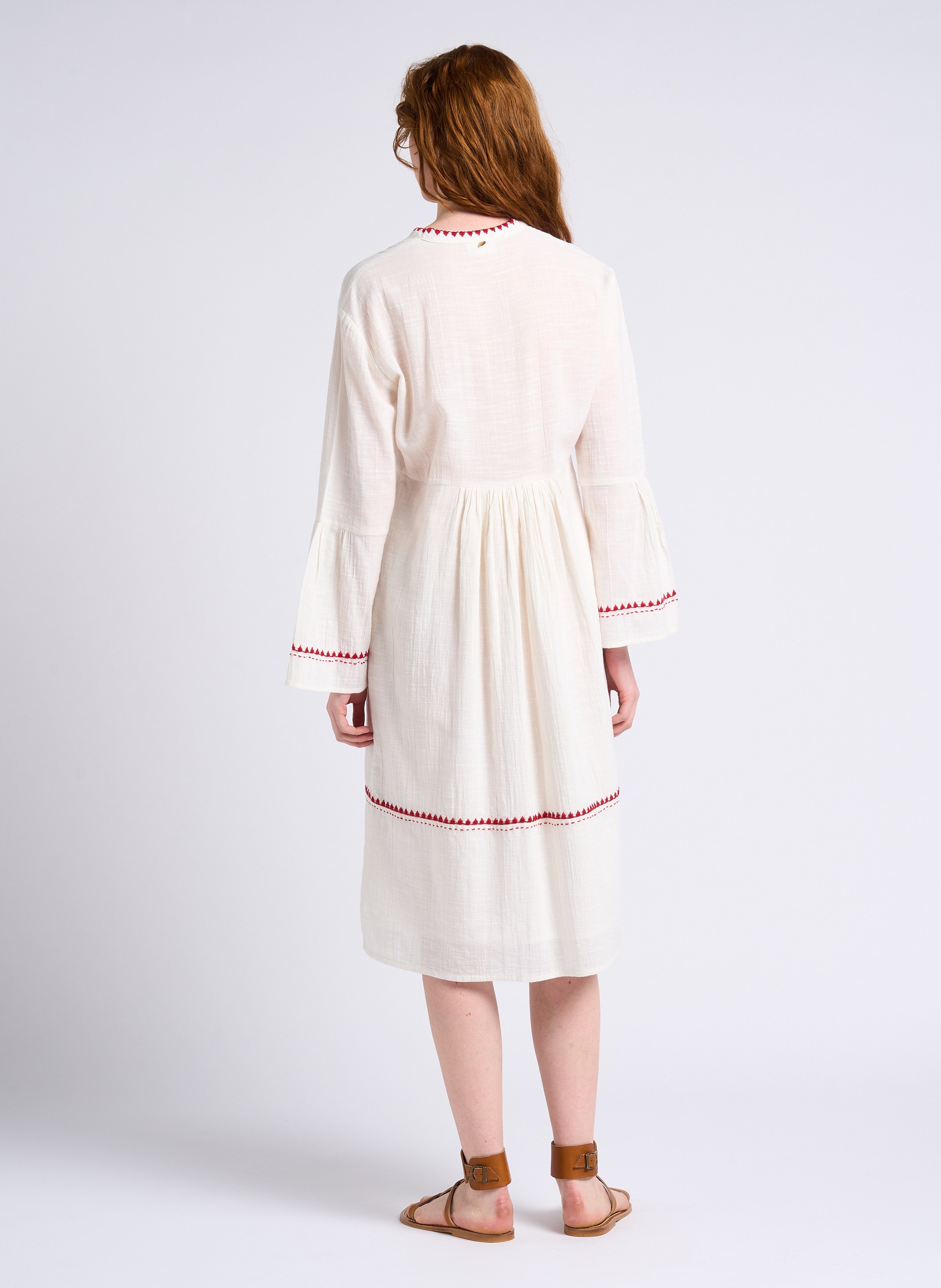 Weites Midikleid aus Baumwolle mit Mao-Kragen und Stickerei ANTIK BATIK Weiss