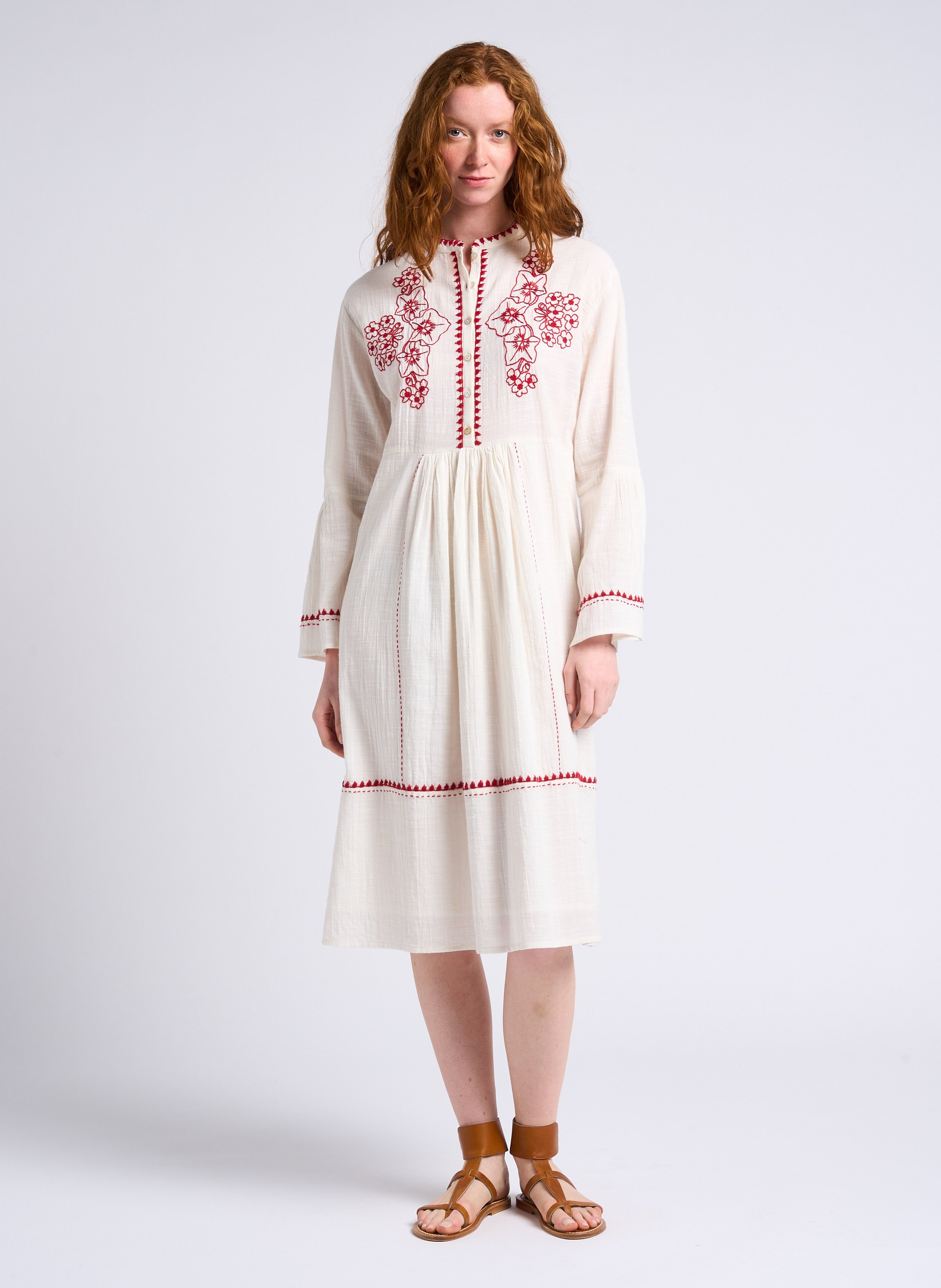 Weites Midikleid aus Baumwolle mit Mao-Kragen und Stickerei ANTIK BATIK Weiss