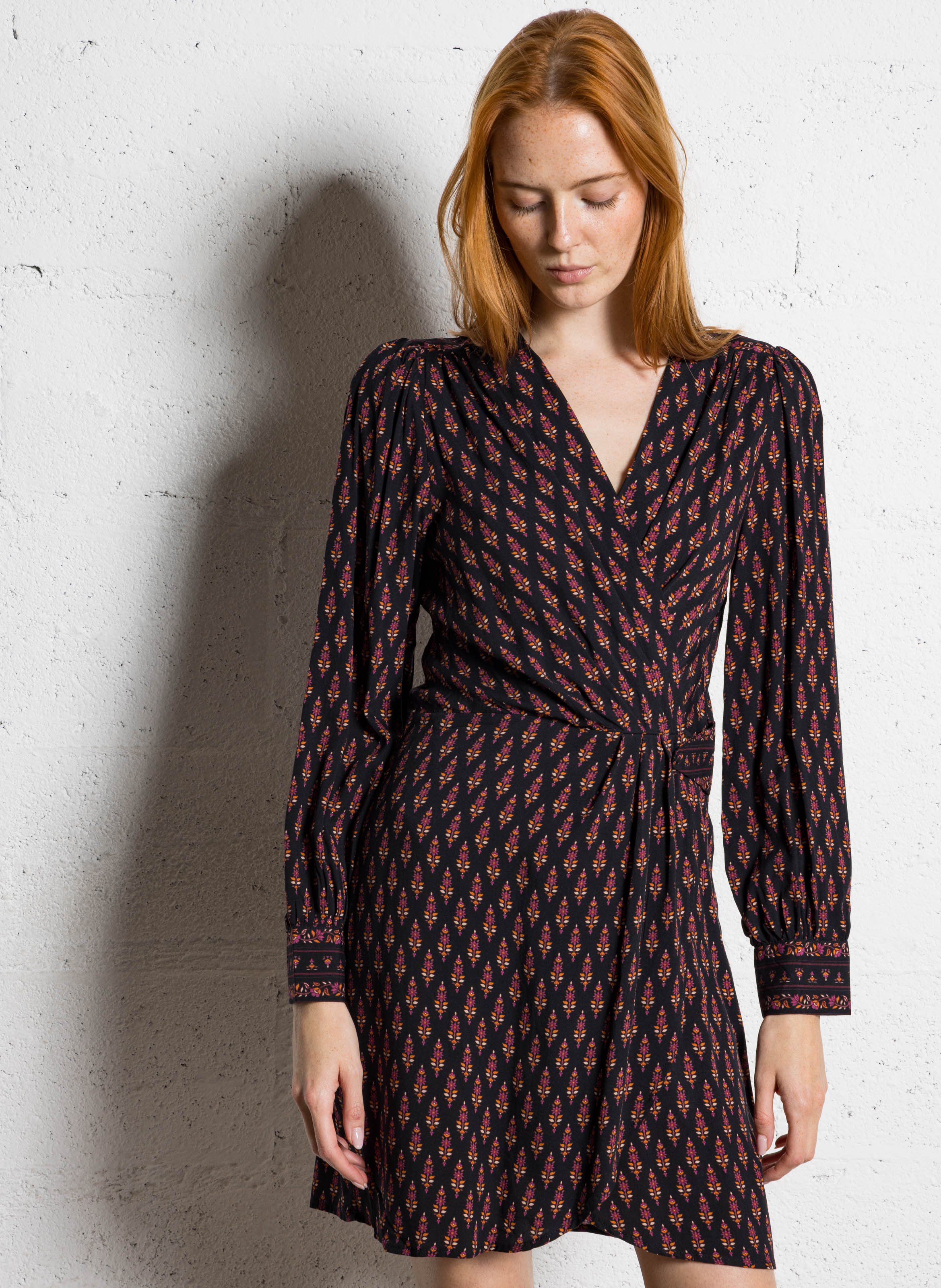 Halflange, getailleerde jurk met V-hals LA PETITE ETOILE Veelkleurig