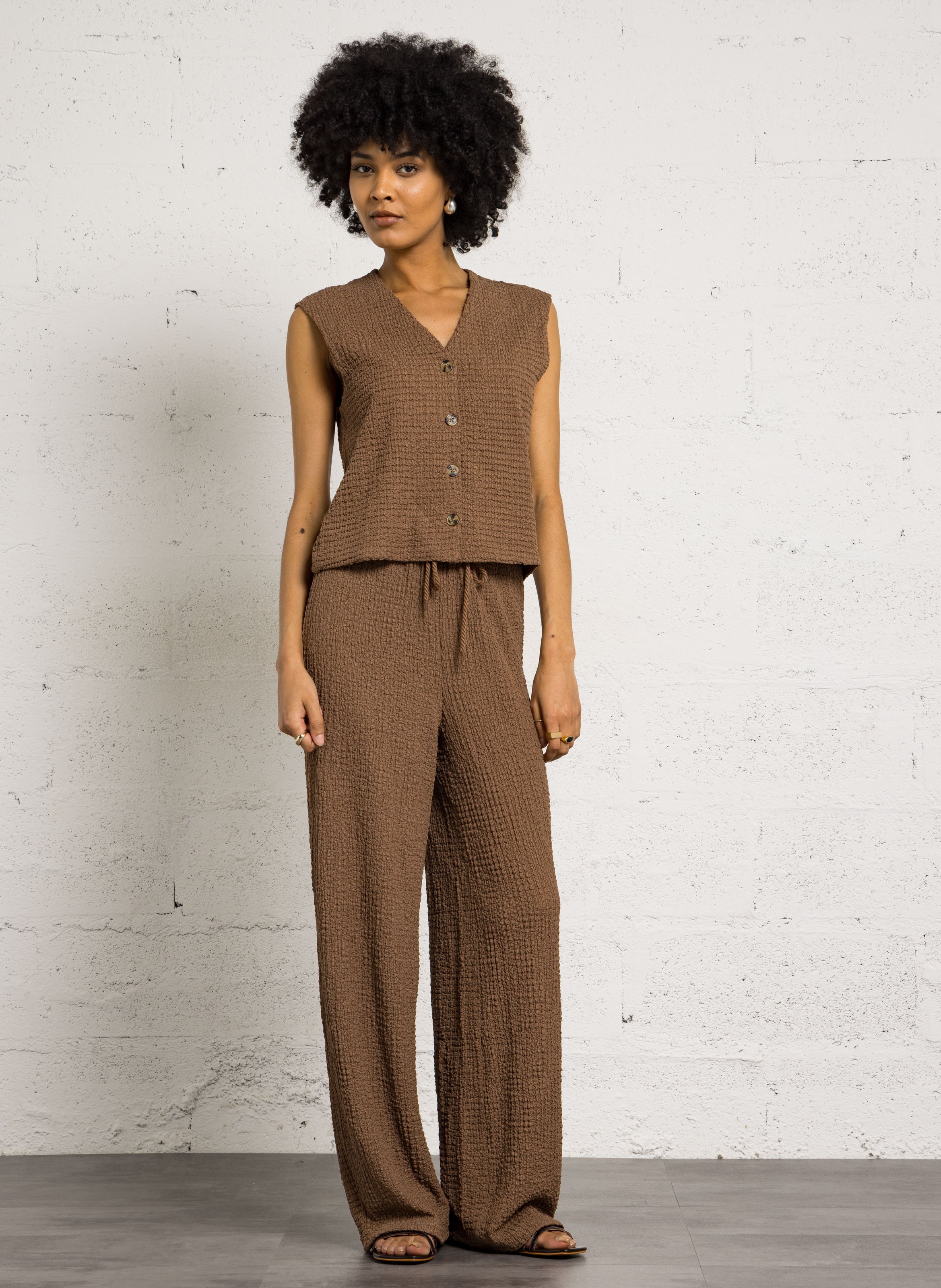 Pantalón ancho de talle alto con textura gofrada. LE TEMPS DES CERISES Marron