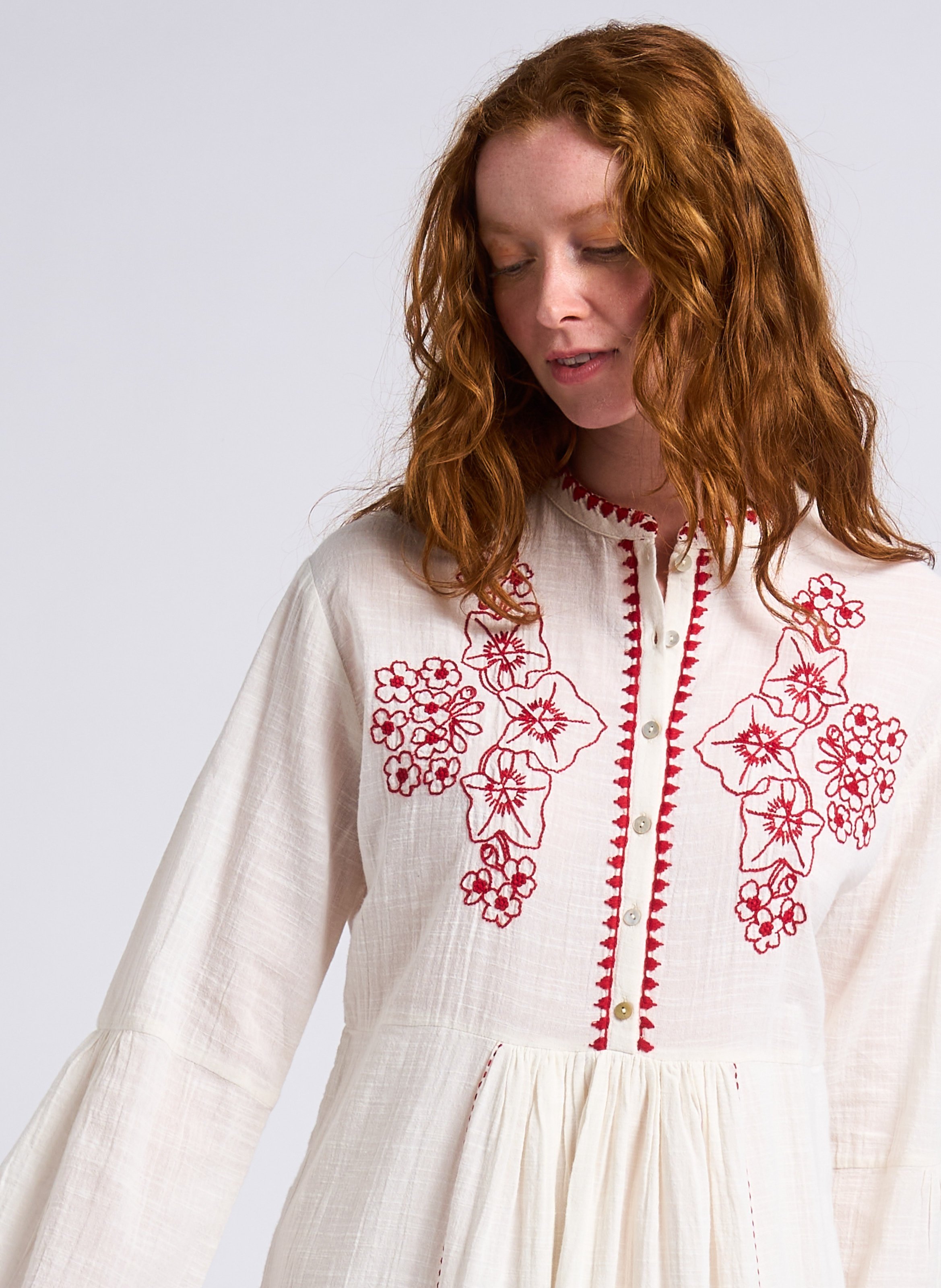 Weites Midikleid aus Baumwolle mit Mao-Kragen und Stickerei ANTIK BATIK Weiss