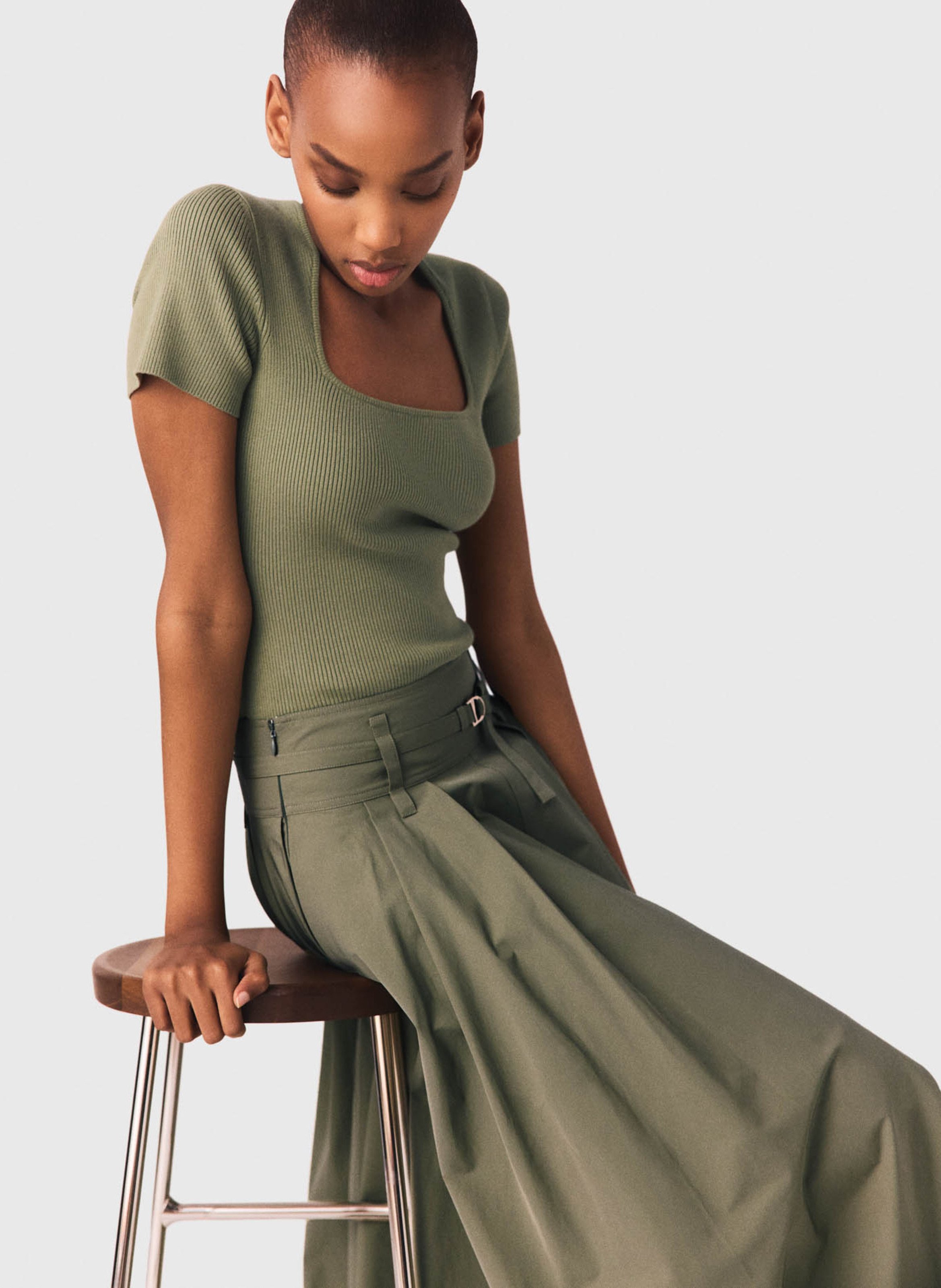 Aansluitend T-shirt met vierkante hals in gemengd katoen MAJE Kaki