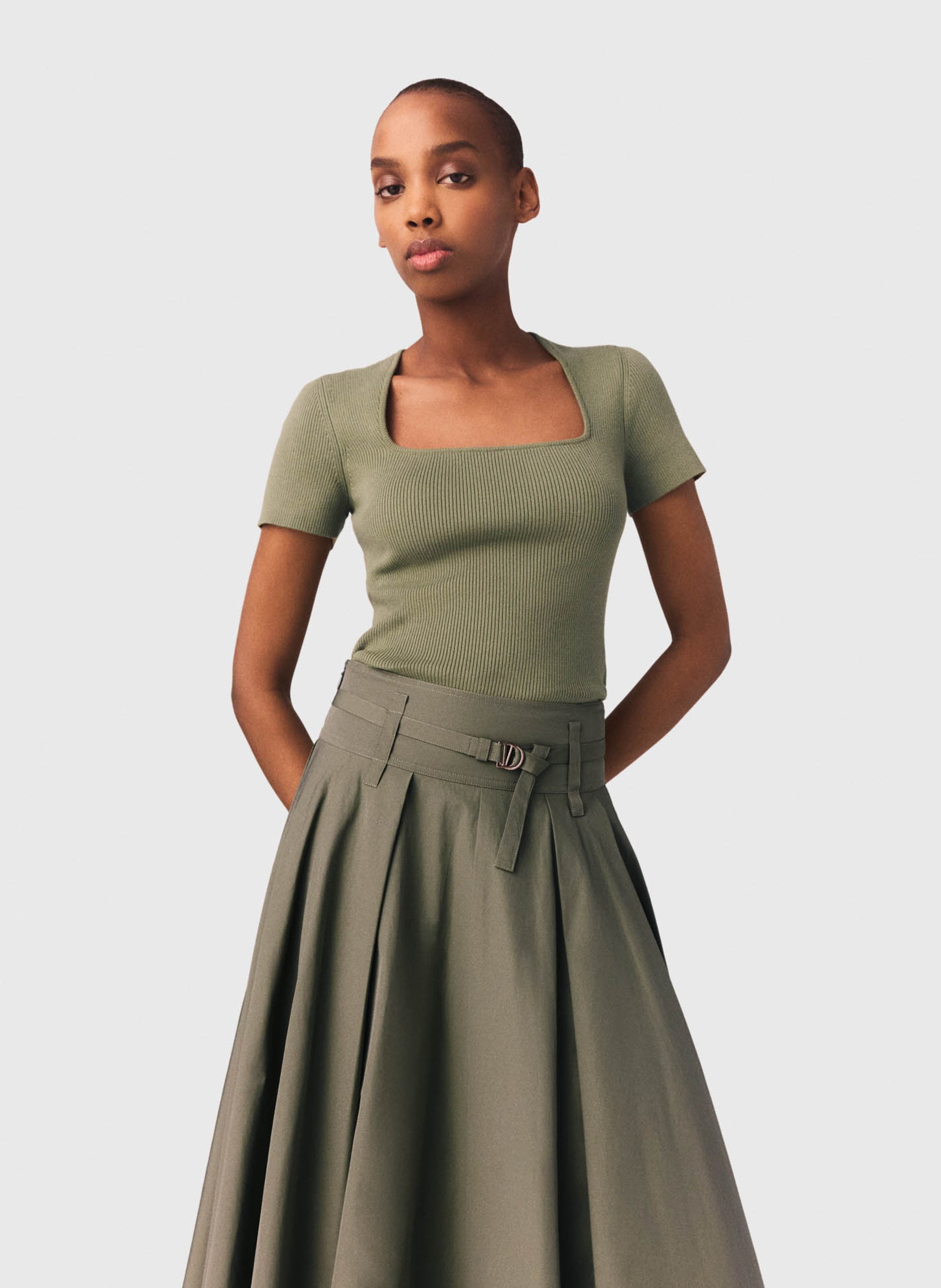 Aansluitend T-shirt met vierkante hals in gemengd katoen MAJE Kaki