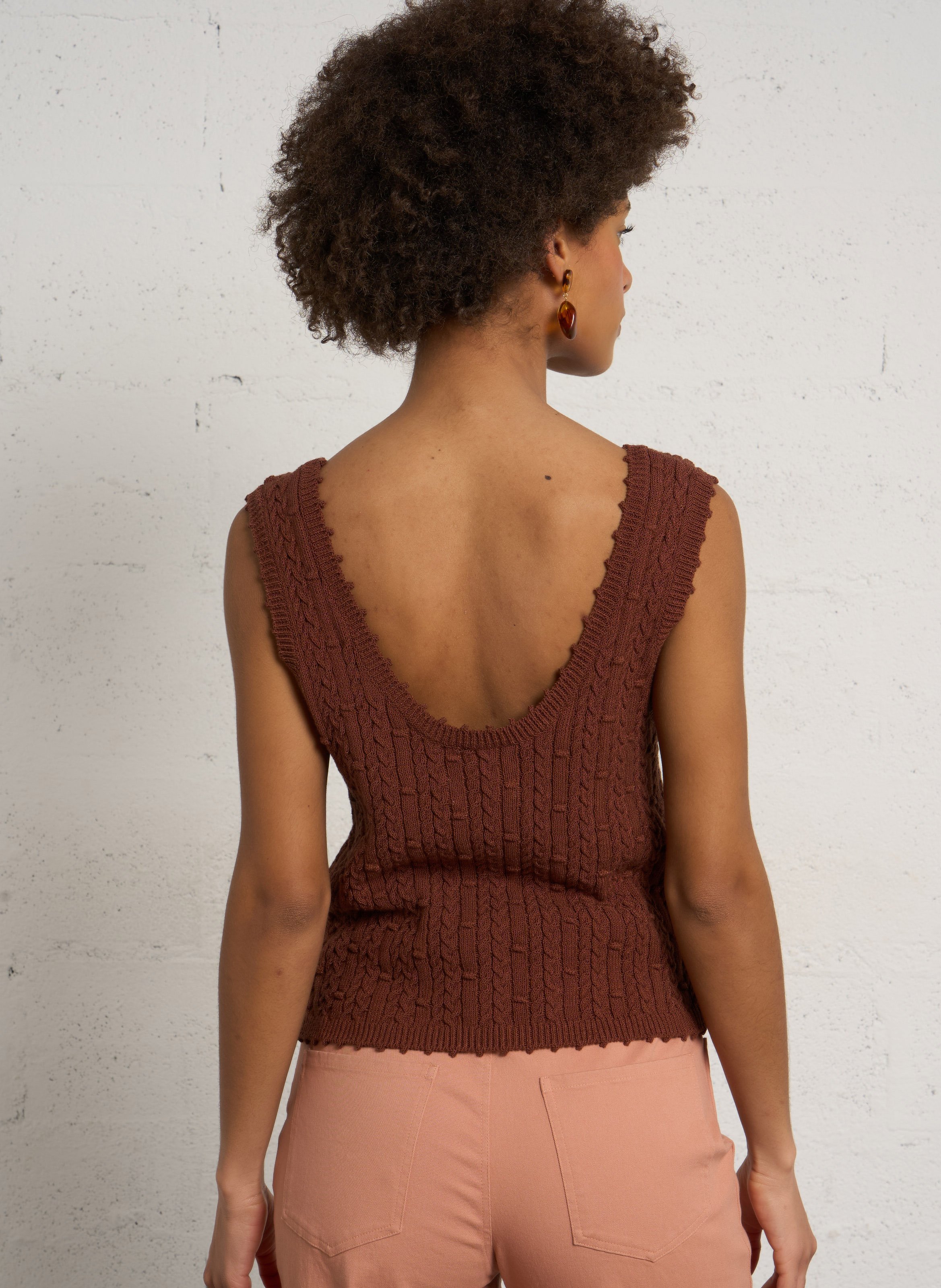 Kurzes ärmelloses Häkeltop mit Rundhalsausschnitt DES PETITS HAUTS Braun