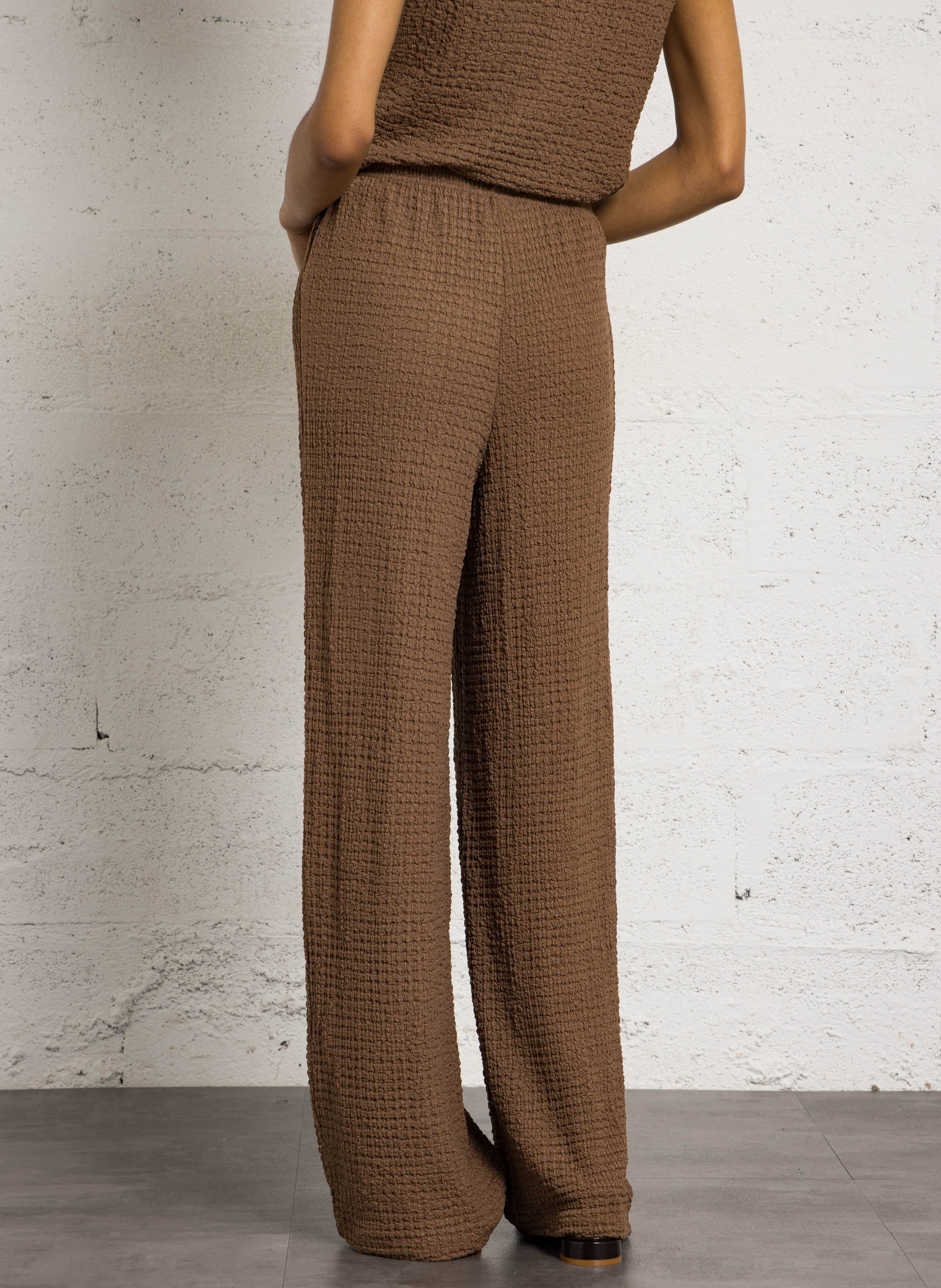 Pantalón ancho de talle alto con textura gofrada. LE TEMPS DES CERISES Marron